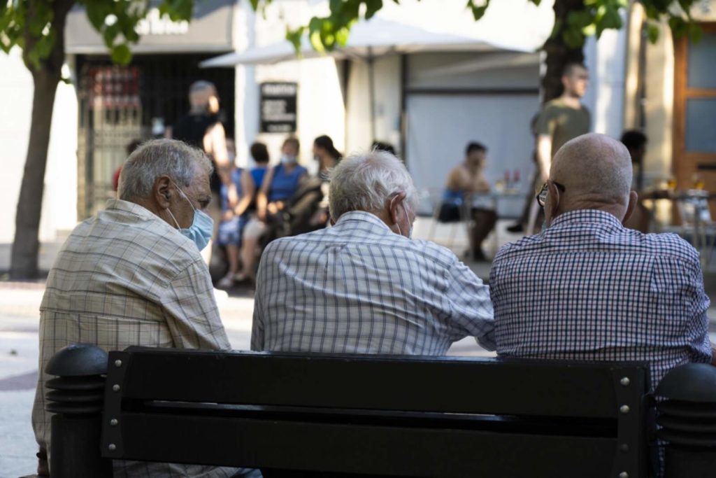 Persones grans assegudes en un banc a Castellbisbal