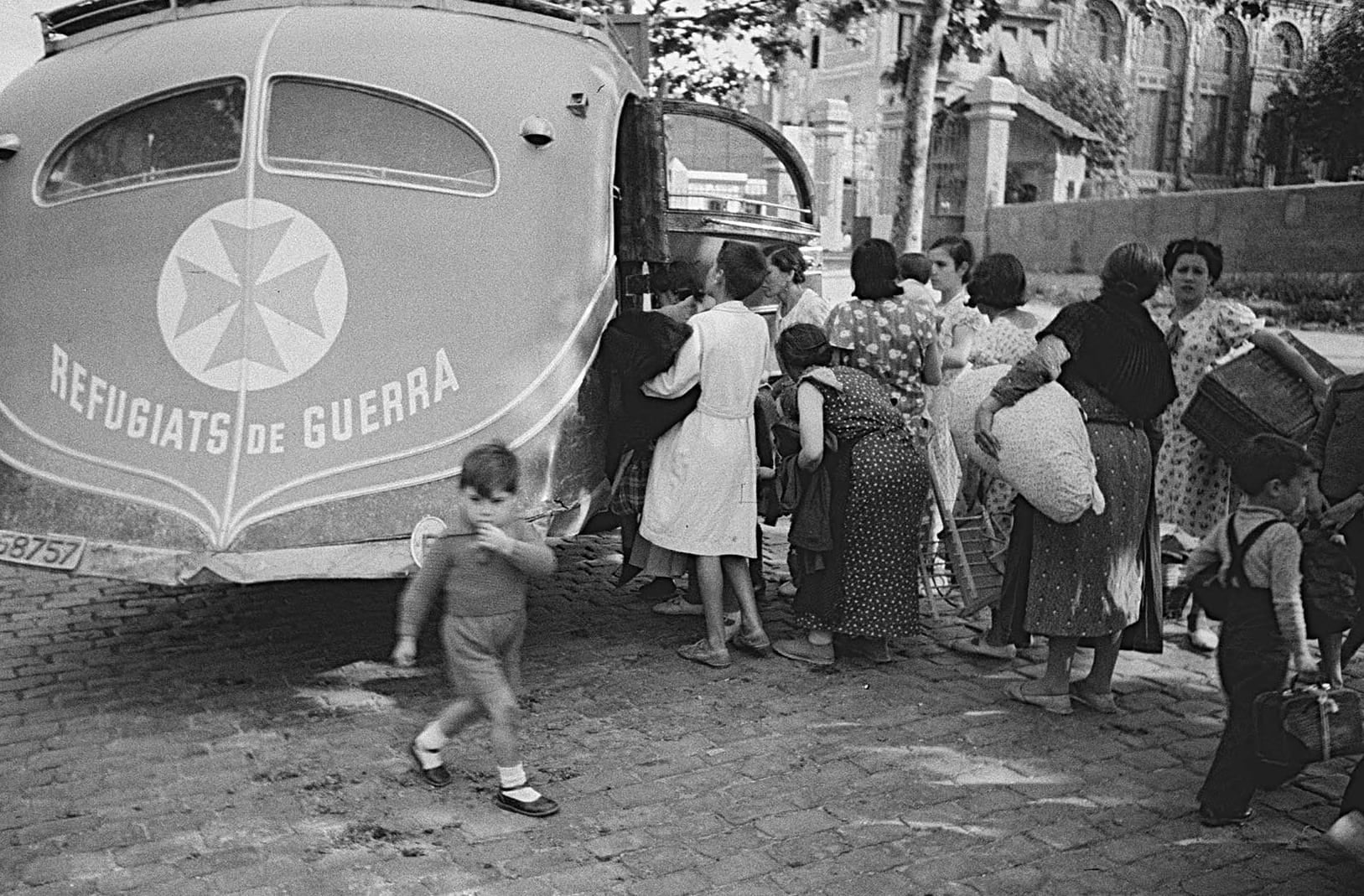 Arribada de refugiats a Estació del Nord amb motiu de la Guerra Civil Espanyola / Pérez de Rozas. Via DiBa