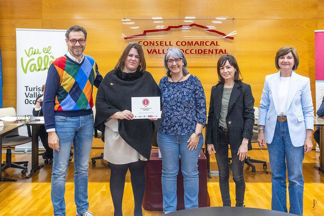 Sílvia Fernández, regidora d'Educació, Joventut i Infància, rebent el distintiu de Punt d'Informació Turística / Biblioteca de Castellbisbal