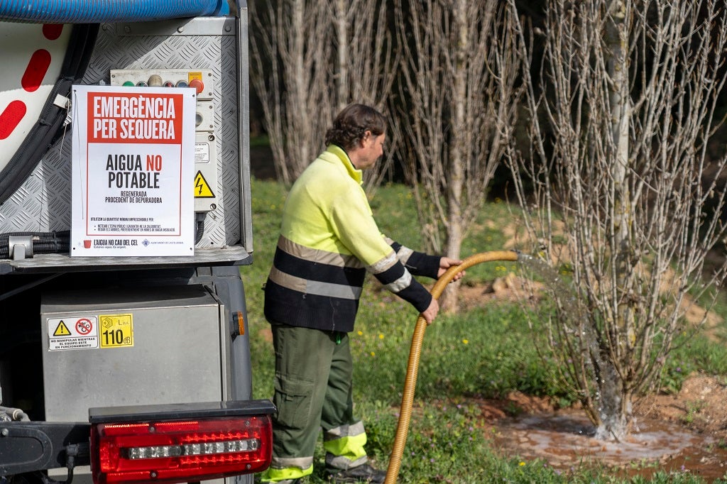 Castellbisbal utilitza aigua regenerada per regar i netejar els carrers / Aleix Mateu. Via Ajuntament