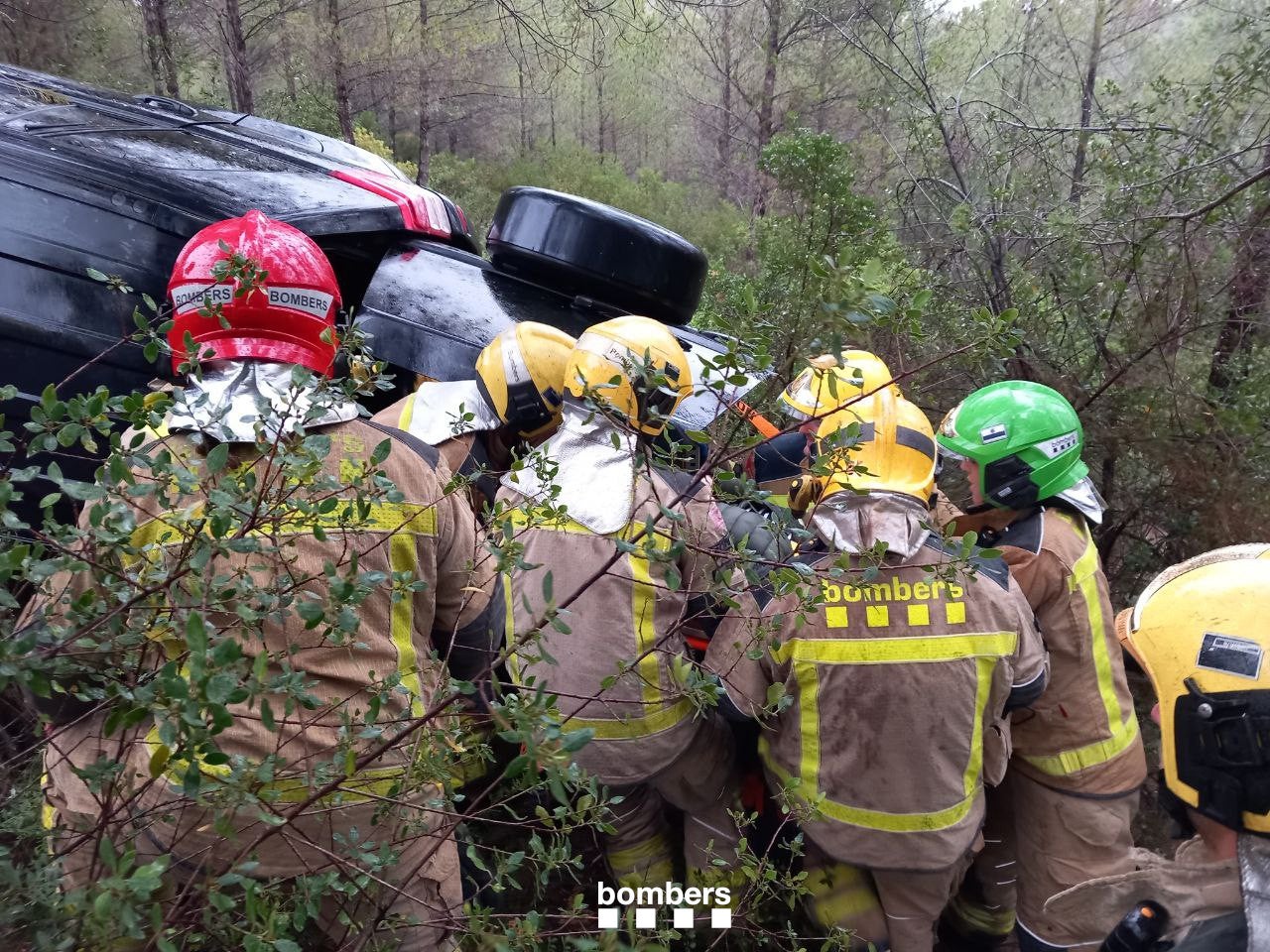 Cinc dotacions dels Bombers s'han desplaçat fins a la zona de l'accident / Bombers 