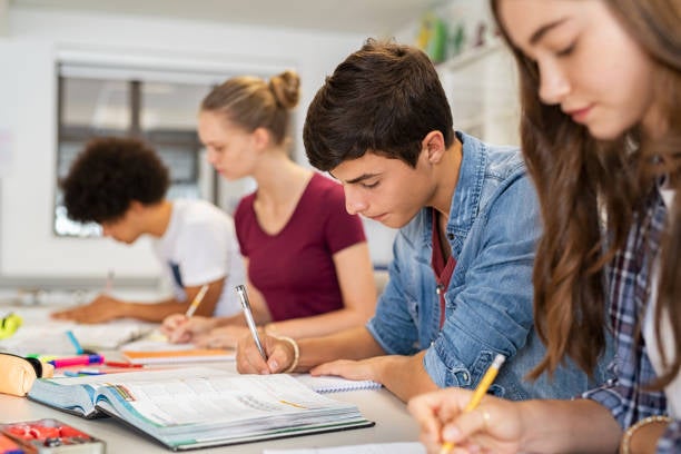Grup d'estudiants estudiant en una aula / Pixabay