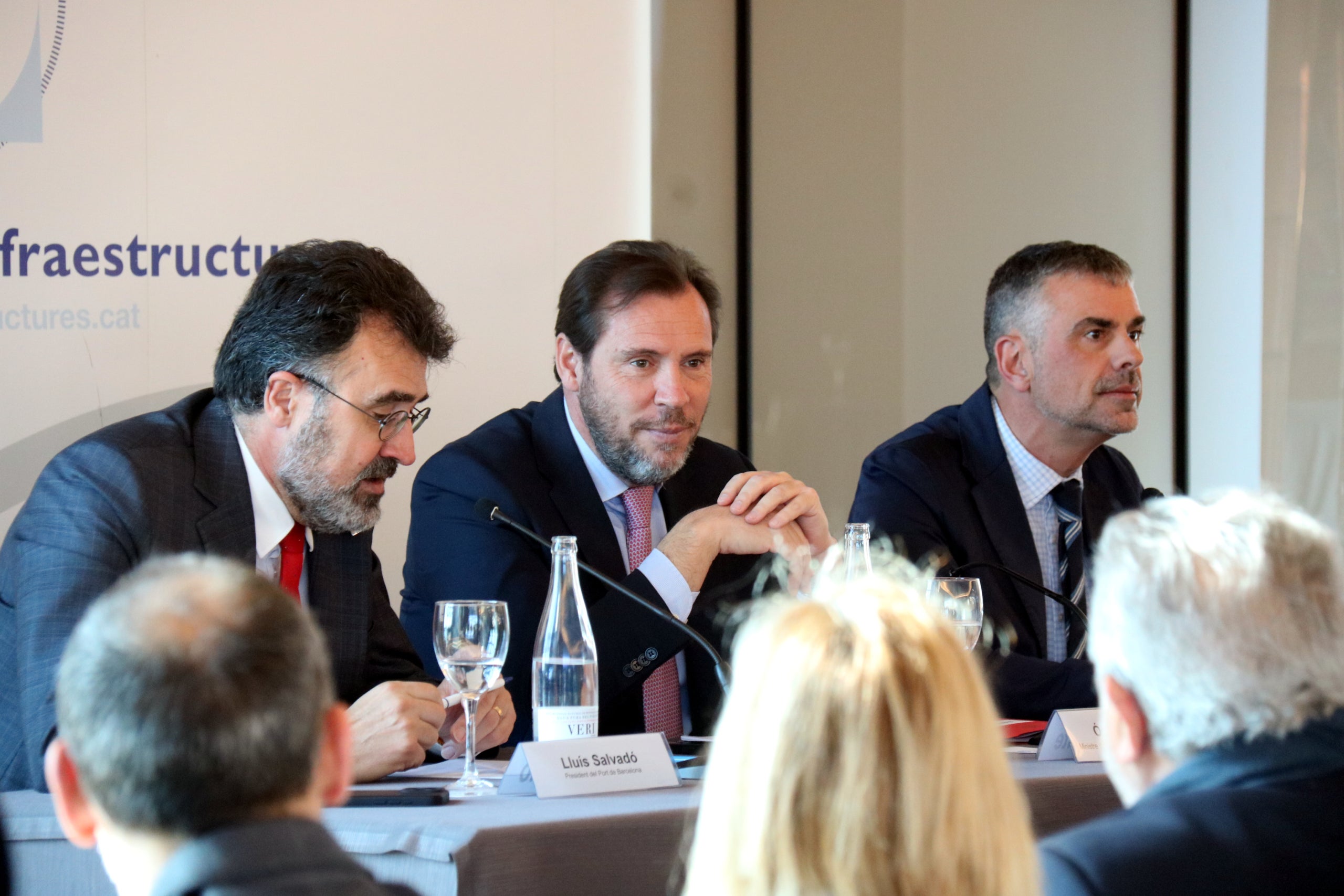 El ministre de transports, Óscar Puente, entre el president del port de Barcelona, Lluís Salvador, i el president del Cercle d'Infraestructures, Santi Vila / ACN