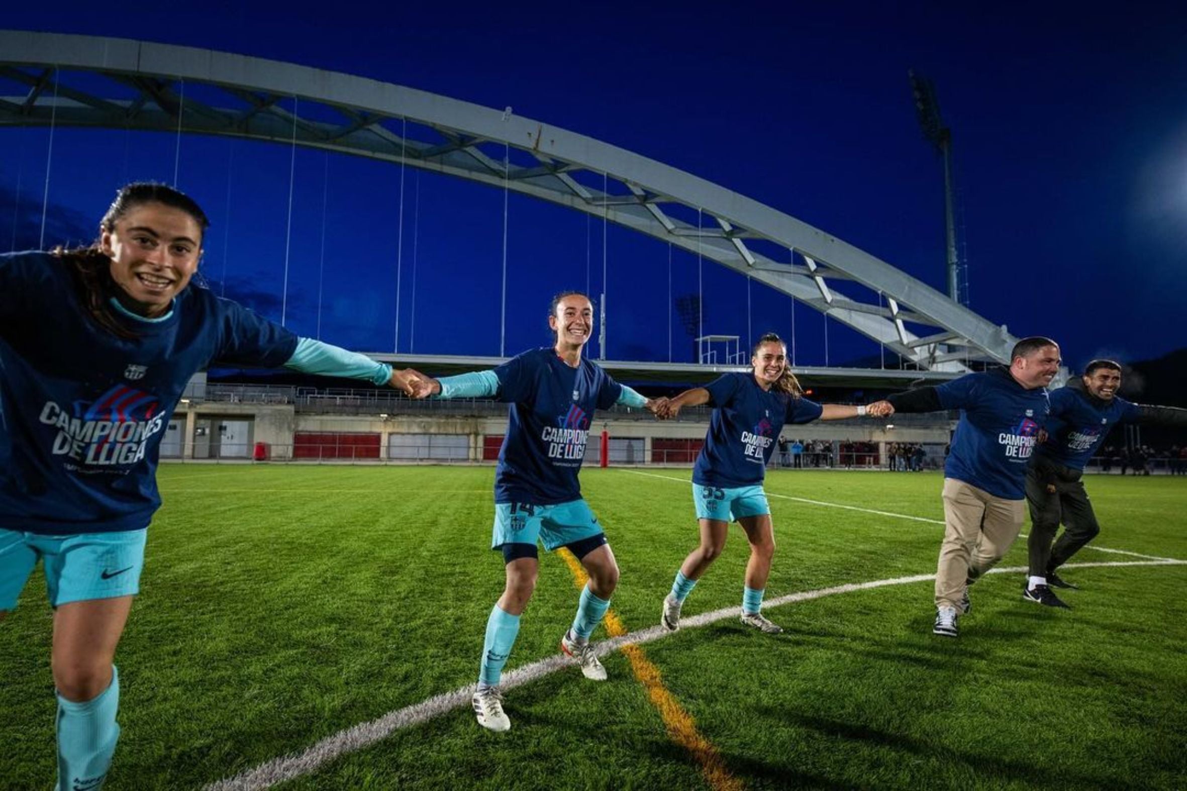 Júlia Bartel i el Barça B celebren el segon títol de lliga consecutiu / @juliaabartel