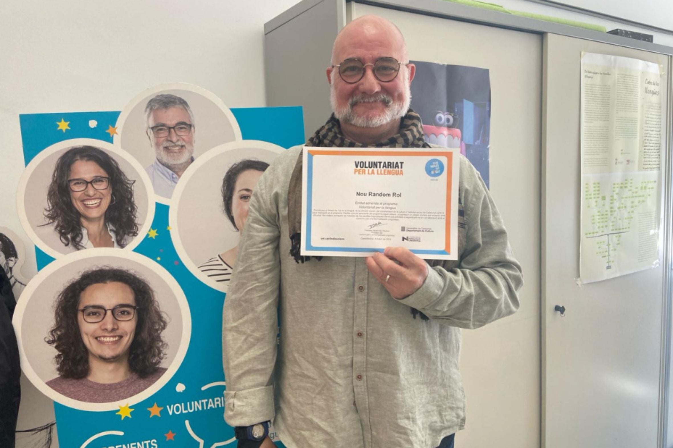 Xavi Romero, president del Nou Random Rol, amb el certificat d'entitat adherida al programa Voluntariat per la Llengua / CPNL 