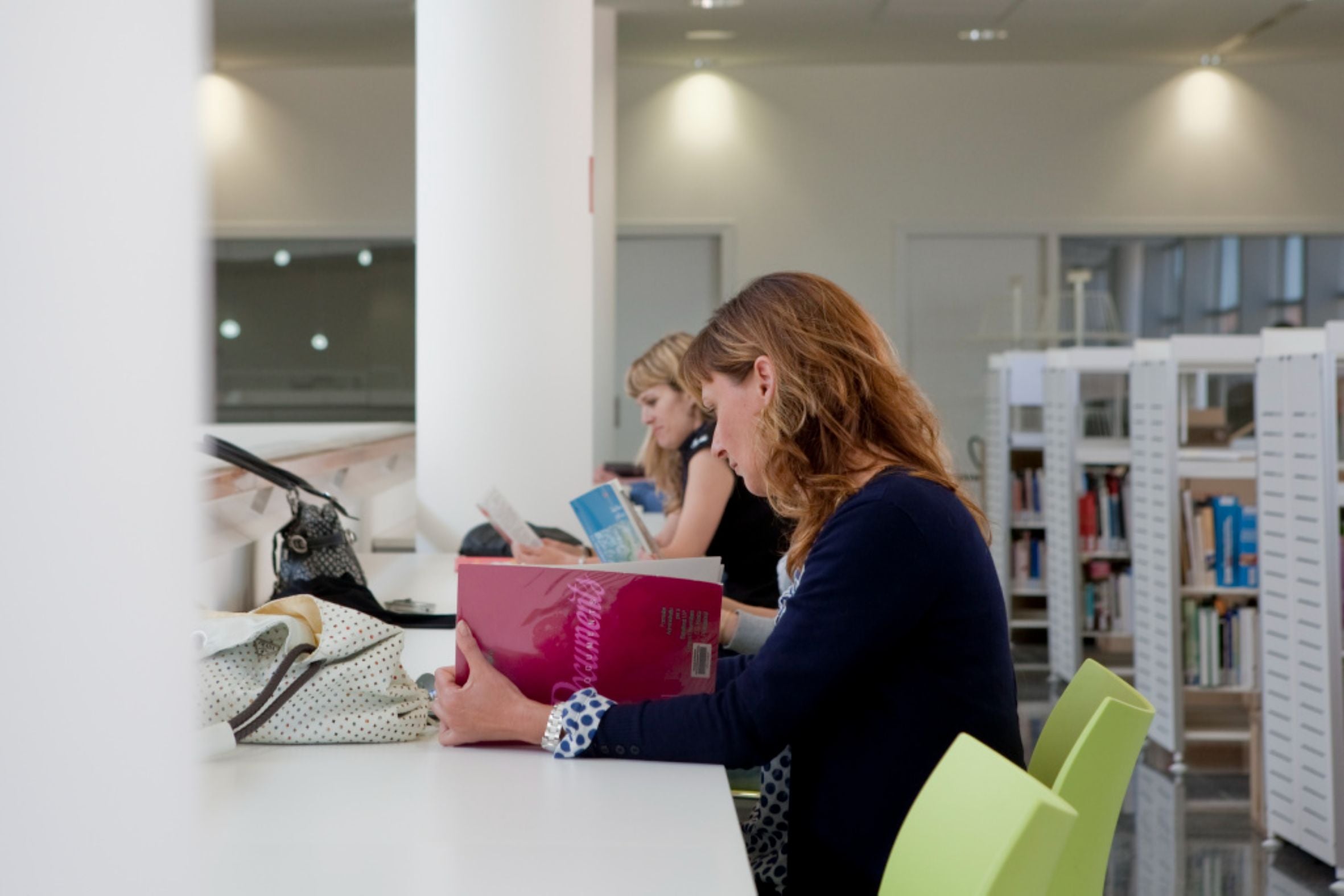 Espais d'estudi i consulta a la Biblioteca Municipal Josep Mateu i Miró / Diputació de Barcelona. Via Ajuntament