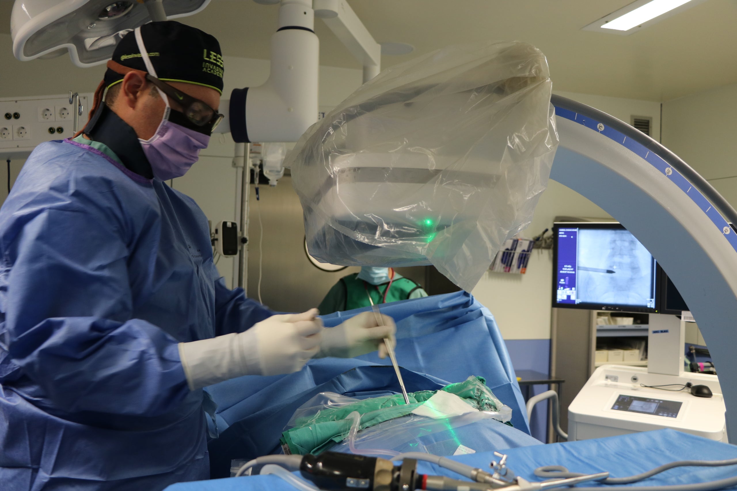 Tècnica de cirurgia endoscòpica de columna / CST