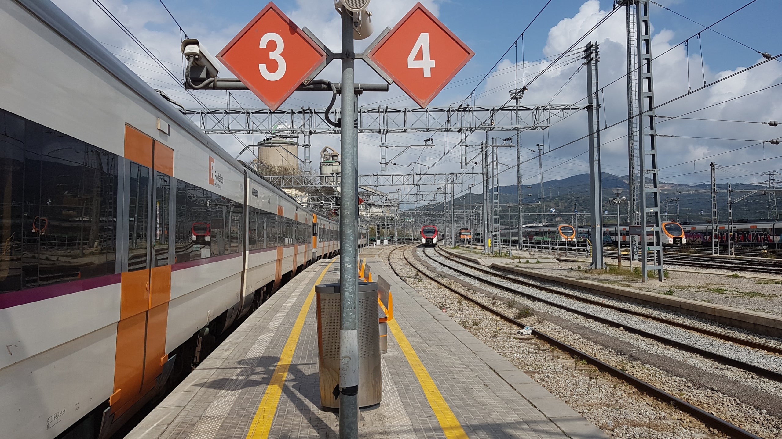 Afectacions dels primers trens de les línies R3 i R4 per actuacions d'Adif a Montcada Bifurcació / Rodalies Renfe
