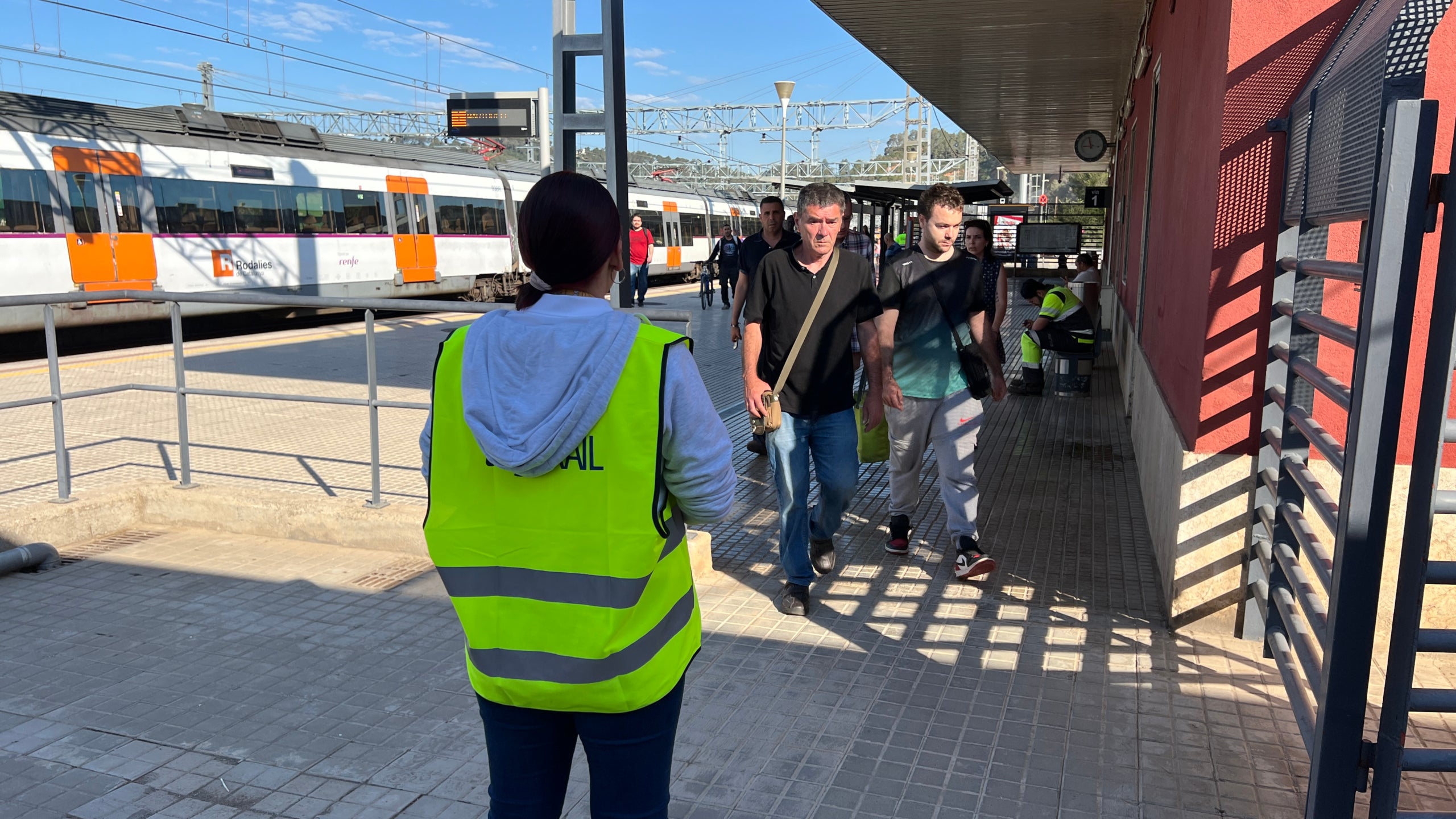Viatgers sortint de l'estació de Castellbisbal per agafar el servei alternatiu de busos / ACN