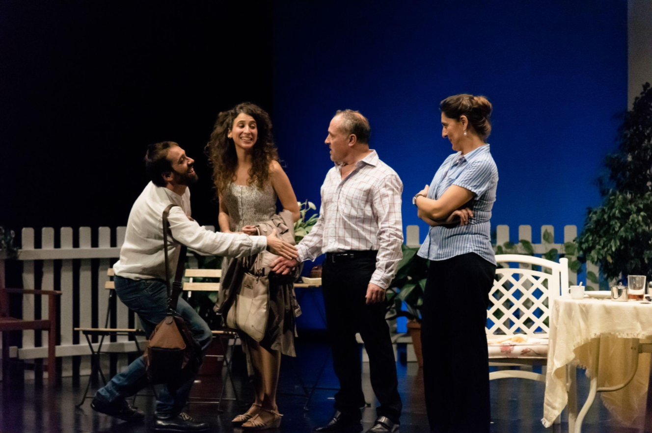 “De què parlàvem?” (2016) d’Alan Ayckbourn. D’esquerra a dreta: Ferran Salas, Laura Coch, Salvador Farell i Marta Nicolau. Dirigida per Fina Torres
