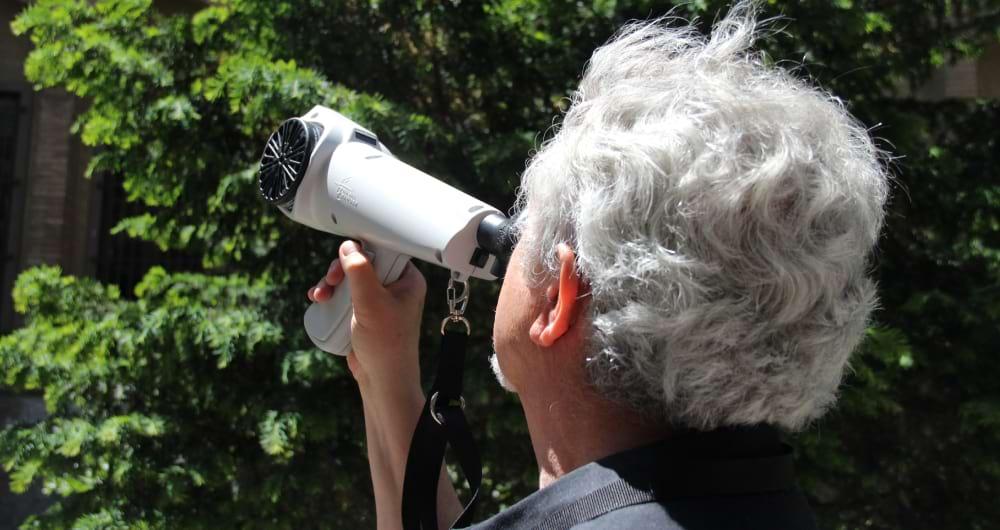 Tècnic utilitzant l'olfactòmetre Nasal Ranger / Diputació de Barcelona