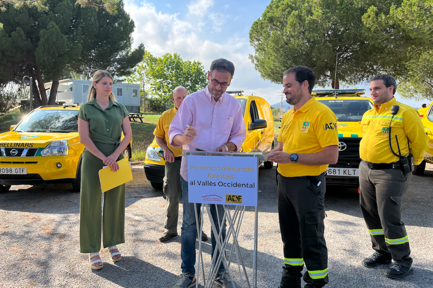 Ignasi Giménez, president del Consell Comarcal del Vallès Occidental (CCVOC), i Joan Trenchs, president de la Federació d'ADF del Vallès Occidental, signant el conveni de col·laboració / CCVOC