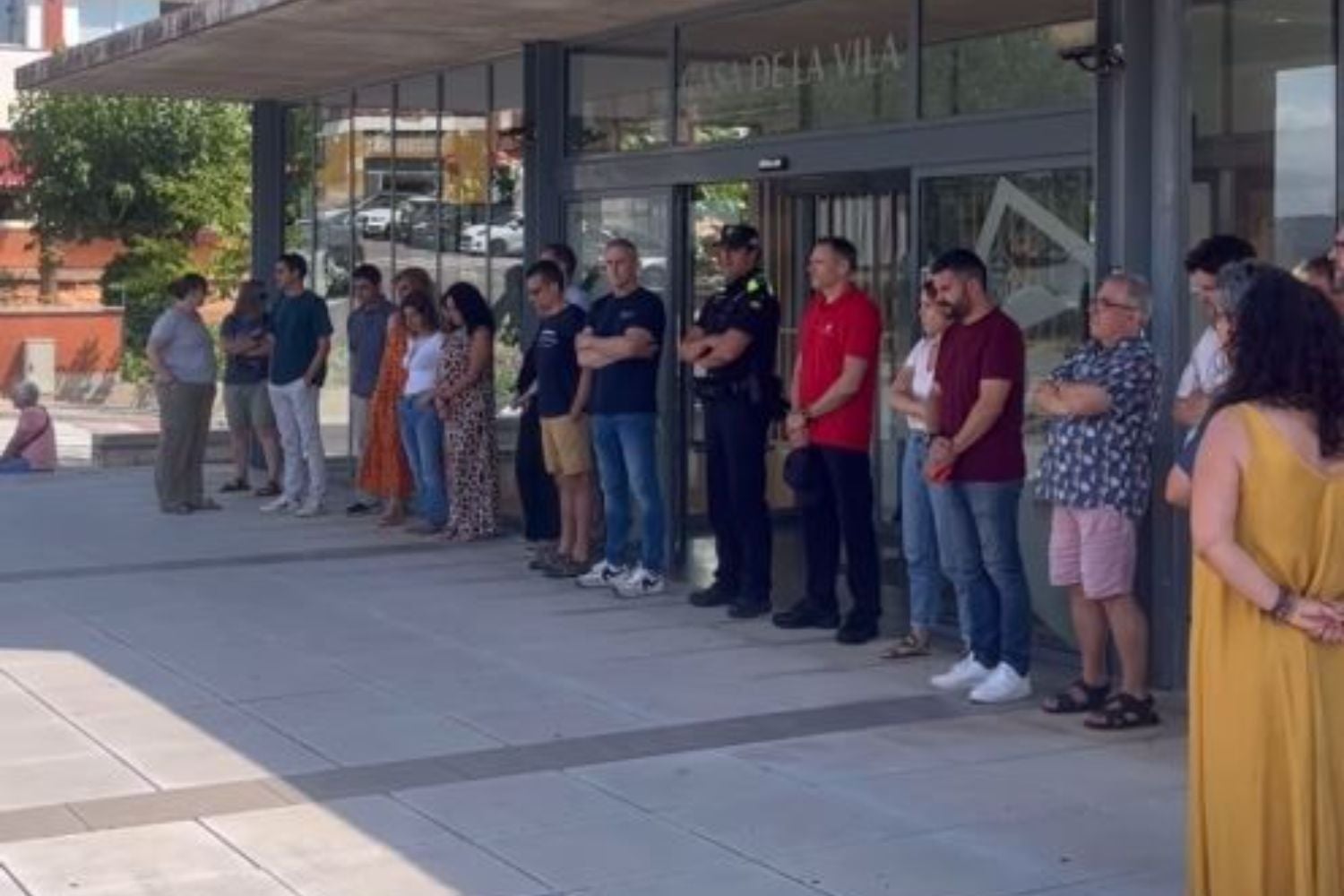Minut de silenci a Castellbisbal pels feminicidis a Sabadell i Salou | Ajuntament de Castellbisbal