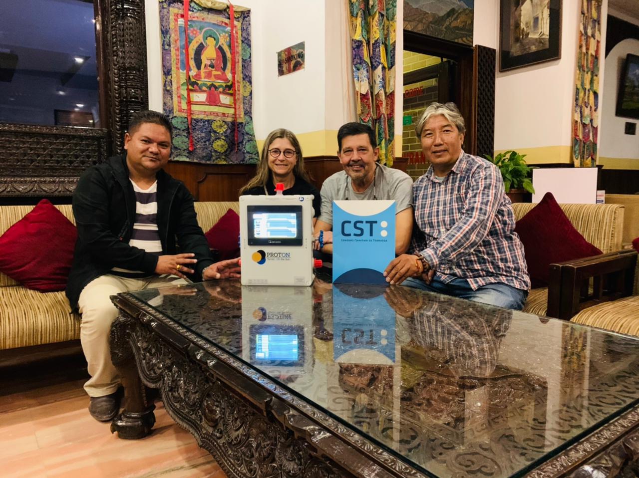 Entrega al Nepal dels duplicadors per a respiradors del CST / CST