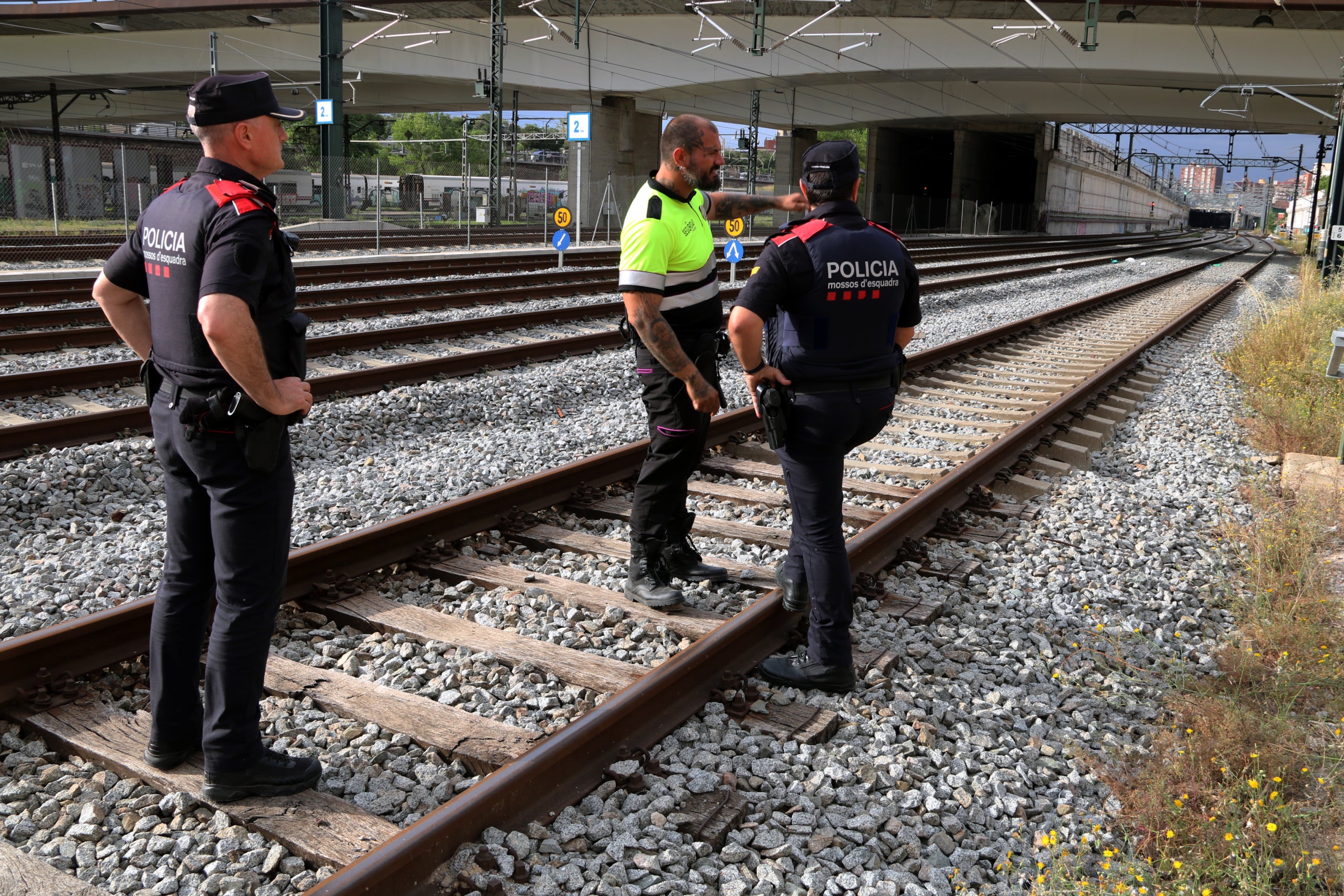 Mossos d'Esquadra i personal d'Adif vigilant la xarxa ferroviària | ACN