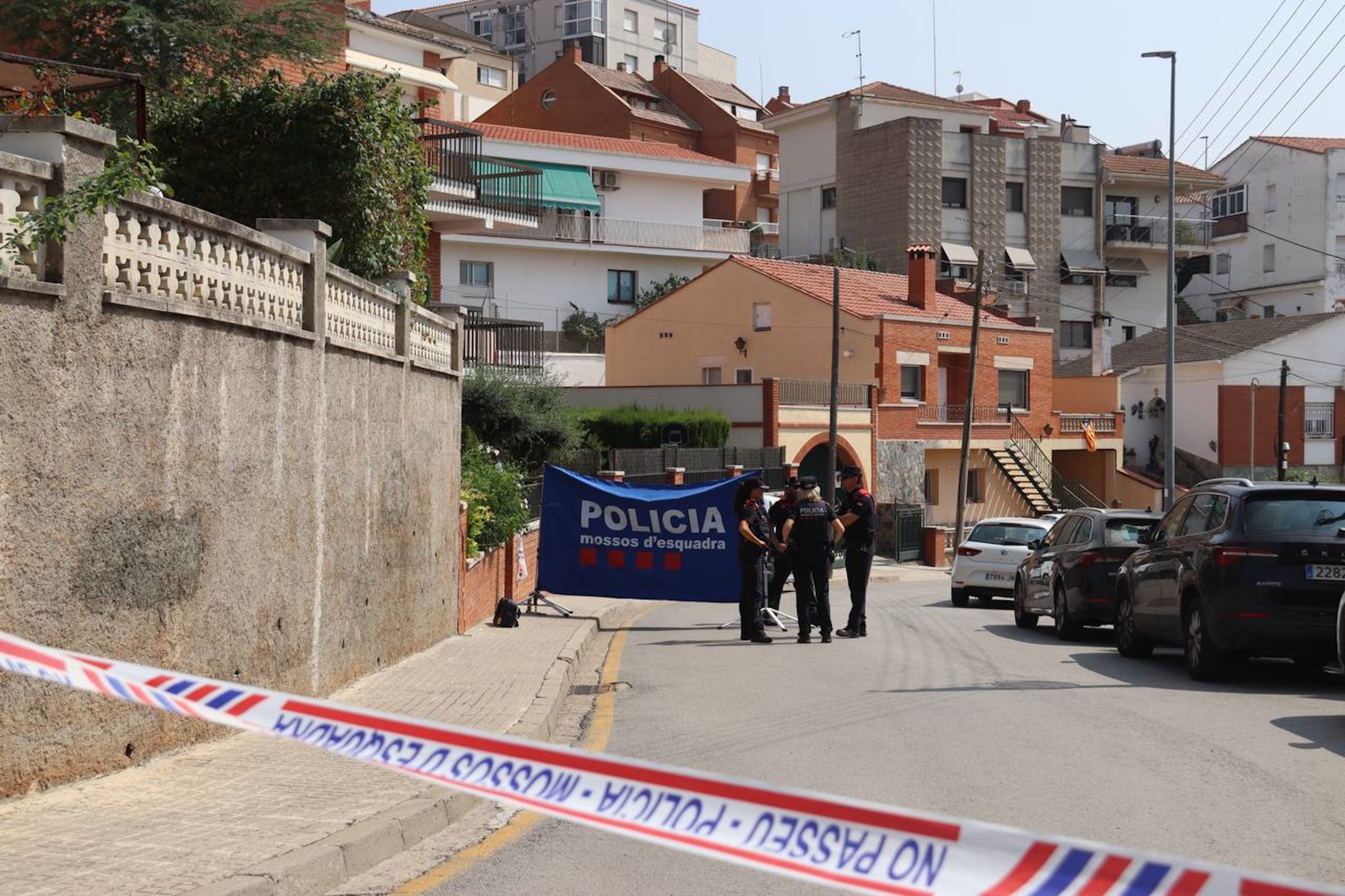 Mossos d'Esquadra a la porta del domicili de la veïna de Castellbisbal assassinada / ACN