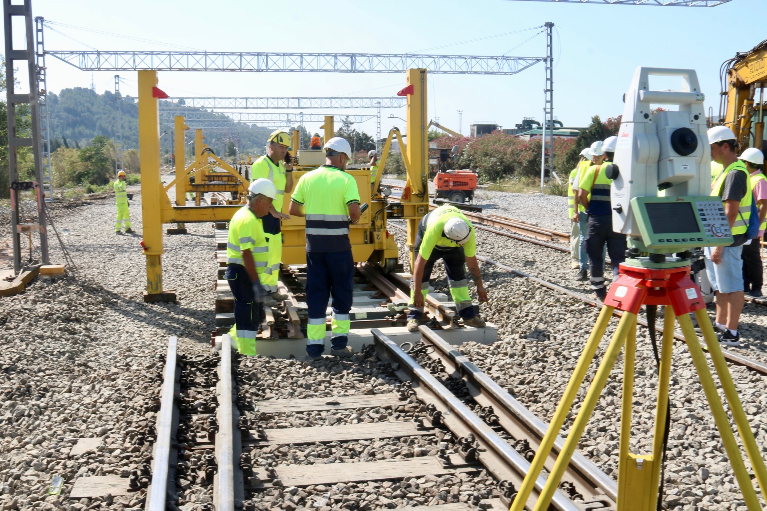 Operaris d'Adif treballant en les obres ferroviàries a l'entorn de l'estació de Castellbisbal / ACN
