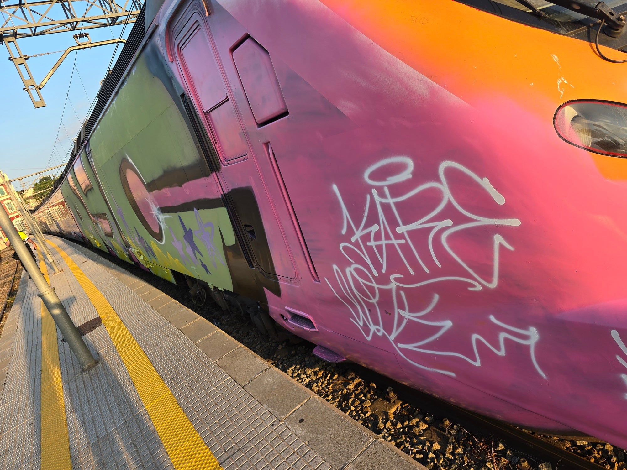Trens pintats entre les estacions de Castellbisbal i Vilafranca | Renfe