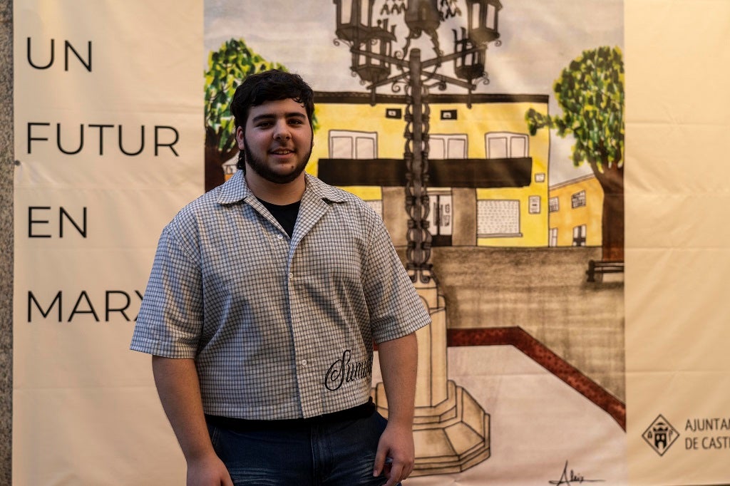El jove Aleix Gil Canosa és l'autor de la pancarta amb la imatge del fanal de la plaça de l’Església que decora el carrer Major/Aleix Mateu