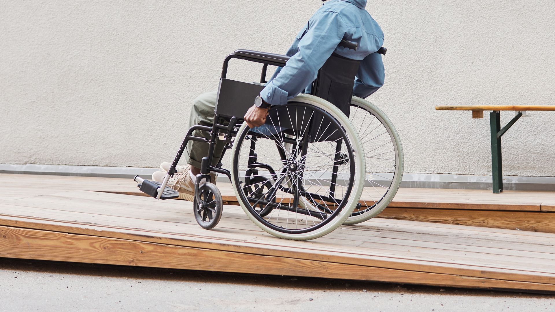 El Consell Comarcal dona suport a 11 ajuntaments per millorar l'accessibilitat en equipaments i espais públics dels municipis | CCVOC