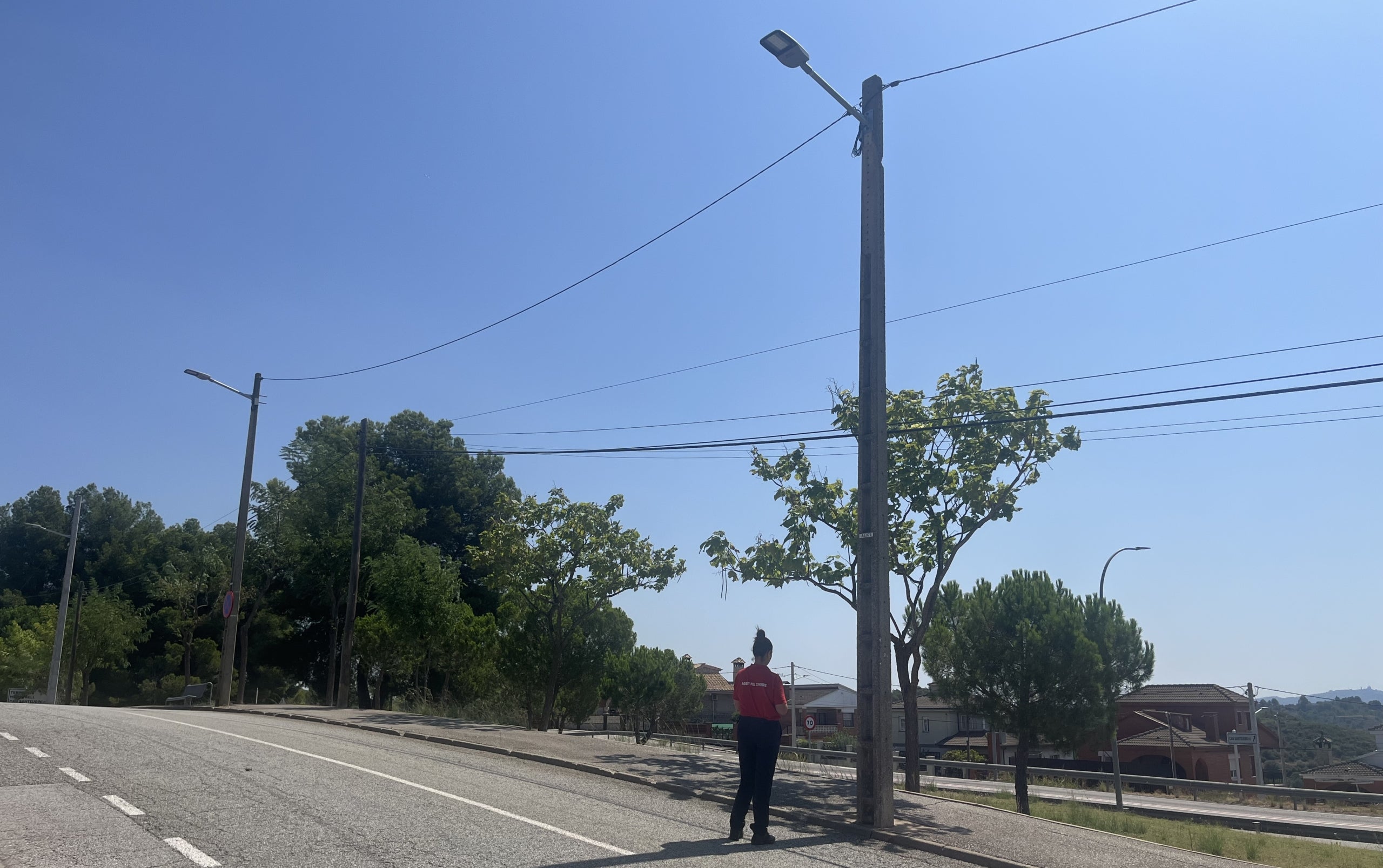 Una agent cívica inspeccionant una de les estructures de formigó de les instal·lacions elèctriques | Ajuntament de Castellbisbal
