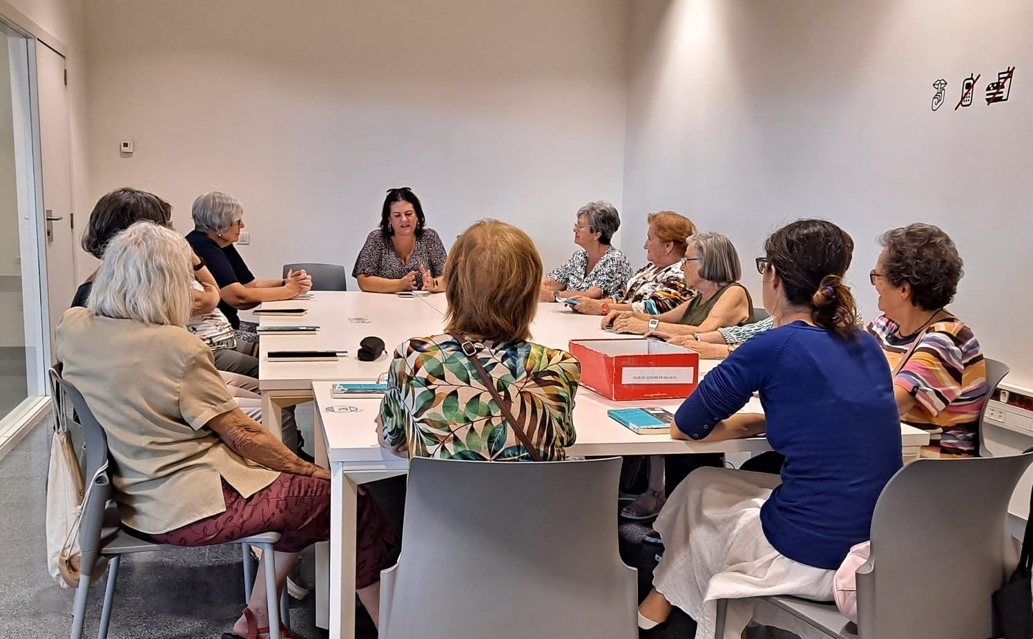Imatges d'un club de lectura a Castellbisbal | Biblioteca Josep Mateu i Miró