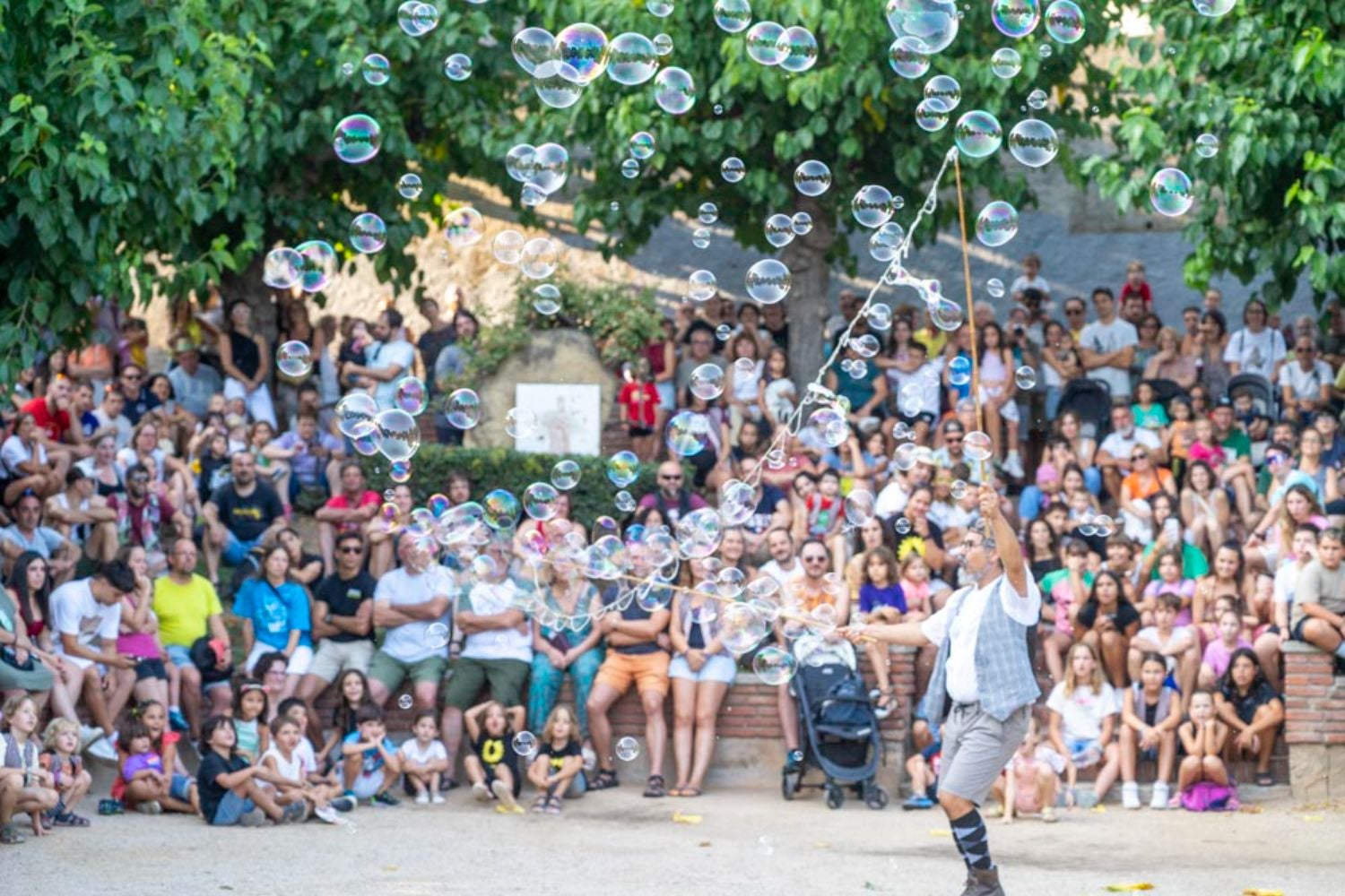 Un dels espectacles de circ programats durant la passada Festa Major | Aleix Mateu. Via Ajuntament de Castellbisbal
