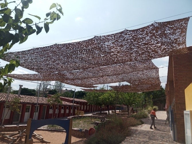 Tendal d'ombra a l'Escola Mare de Déu de Montserrat | Ajuntament de Castellbisbal