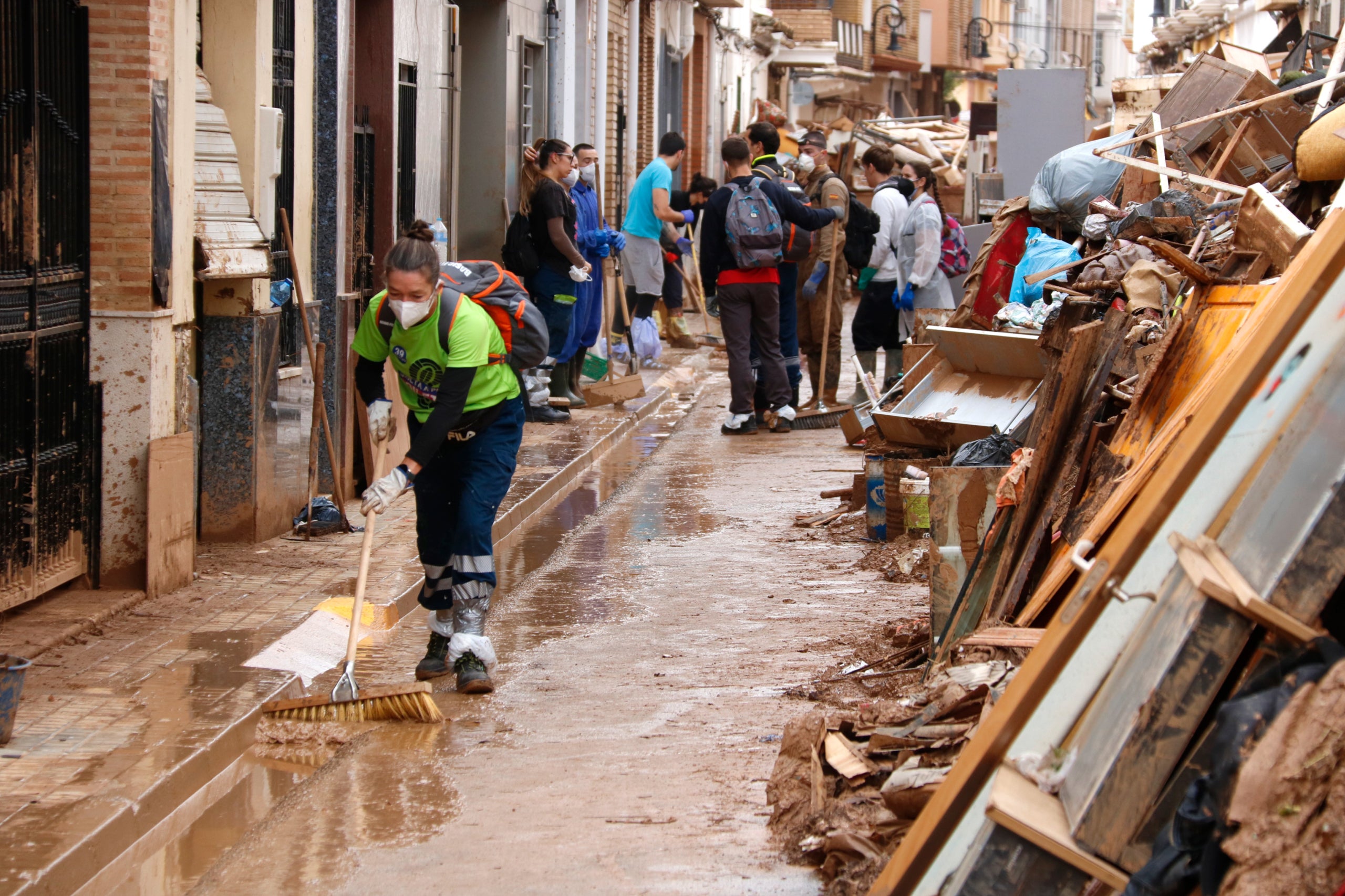 Voluntaris treballant en la neteja del fang per la Dana a Aldaia, València | ACN