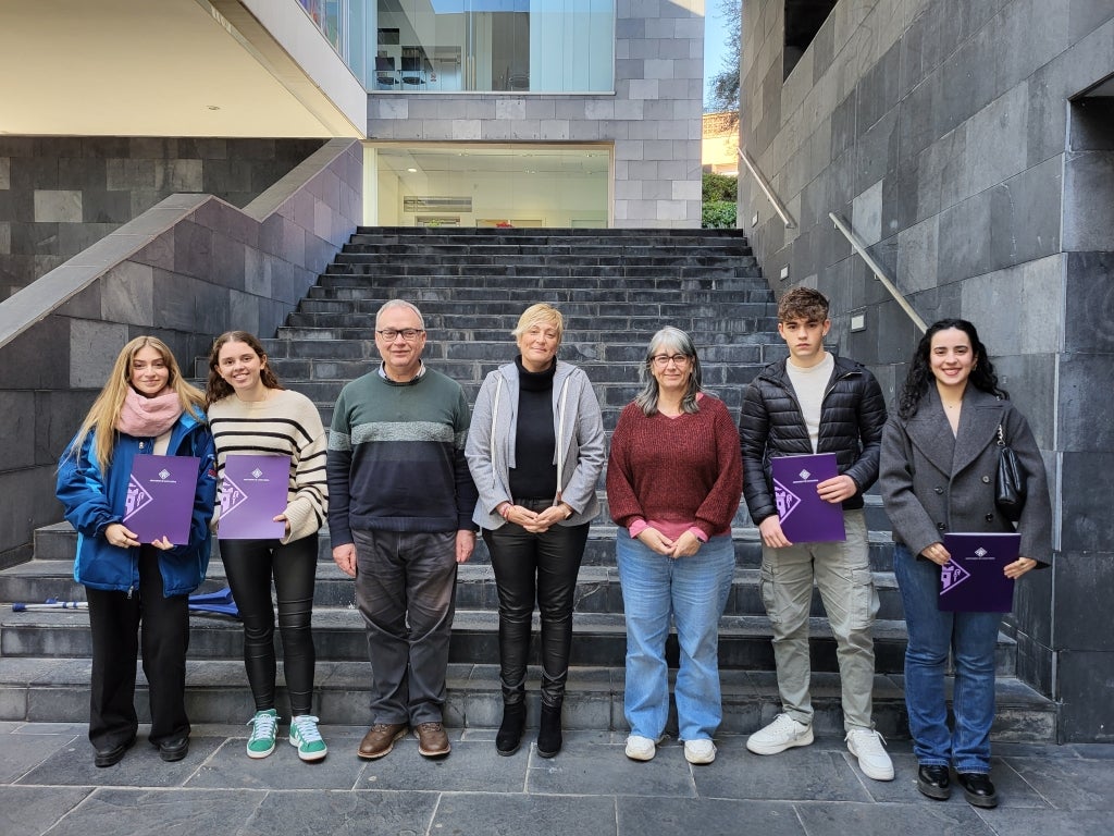 Joves premiats amb la beca, acompanyats de l'alcaldessa de Castellbisbal, la regidora de Joventut i el director de l'Institut Castellbisbal | Ajuntament de Castellbisbal