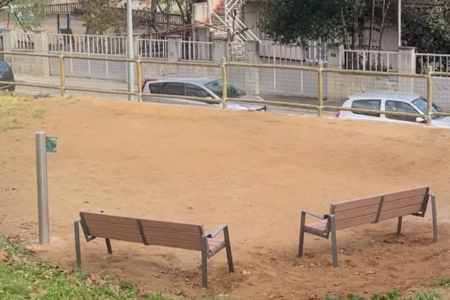 Àrea d'esbarjo per a gossos del parc dels Roures de Can Costa | Ajuntament de Castellbisbal