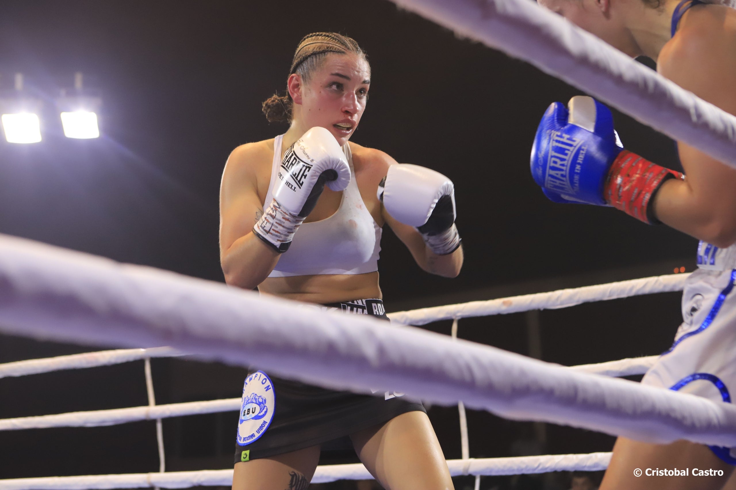 La boxejadora Tania Álvarez va defensar el títol de campiona d'Europa contra la francesa Odelia Ben Ephraim | Cristóbal Castro