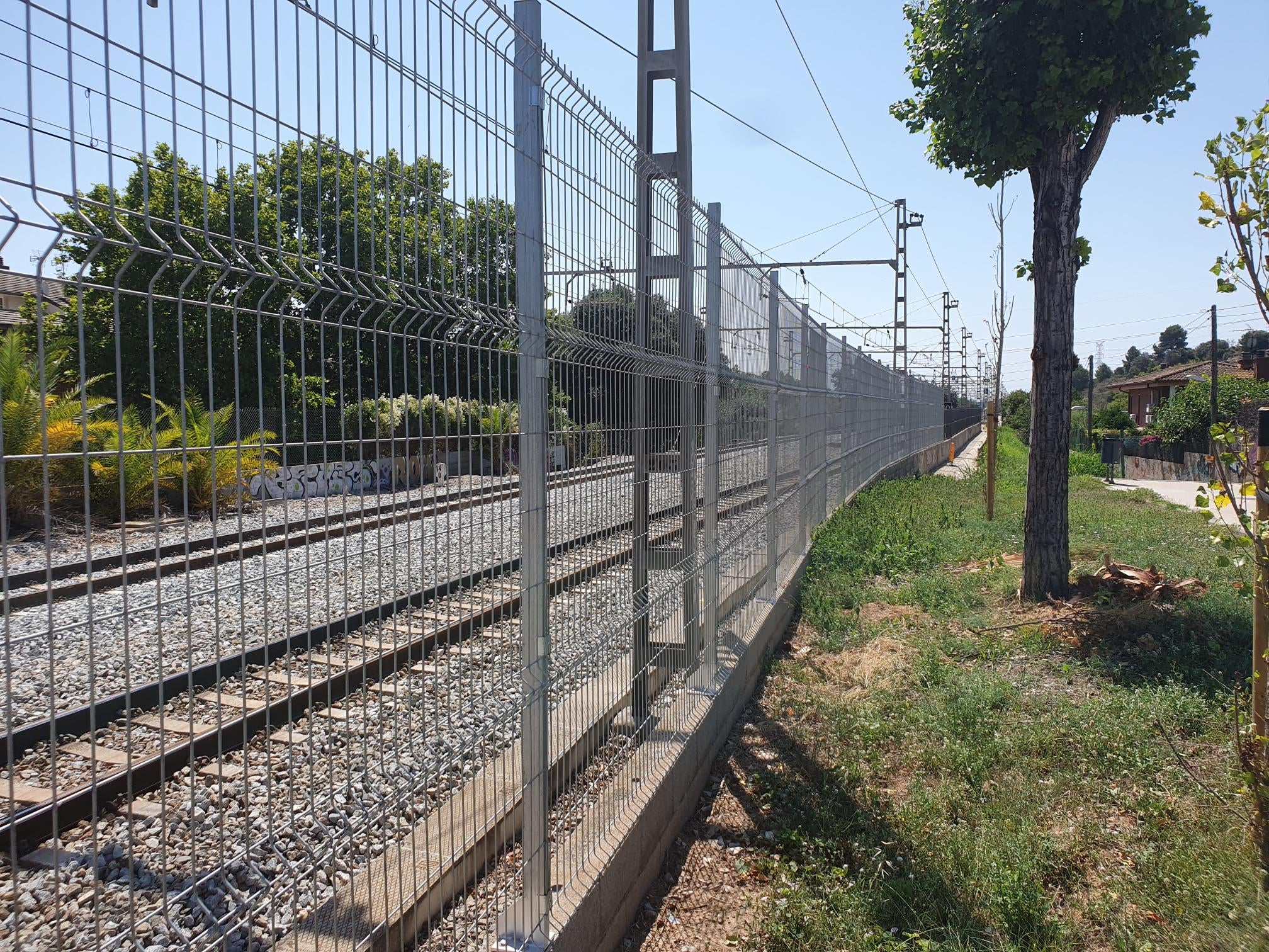 Nou tancament paral·lel a la via a Sant Vicenç dels Horts (línia Llobregat-Anoia) | FGC