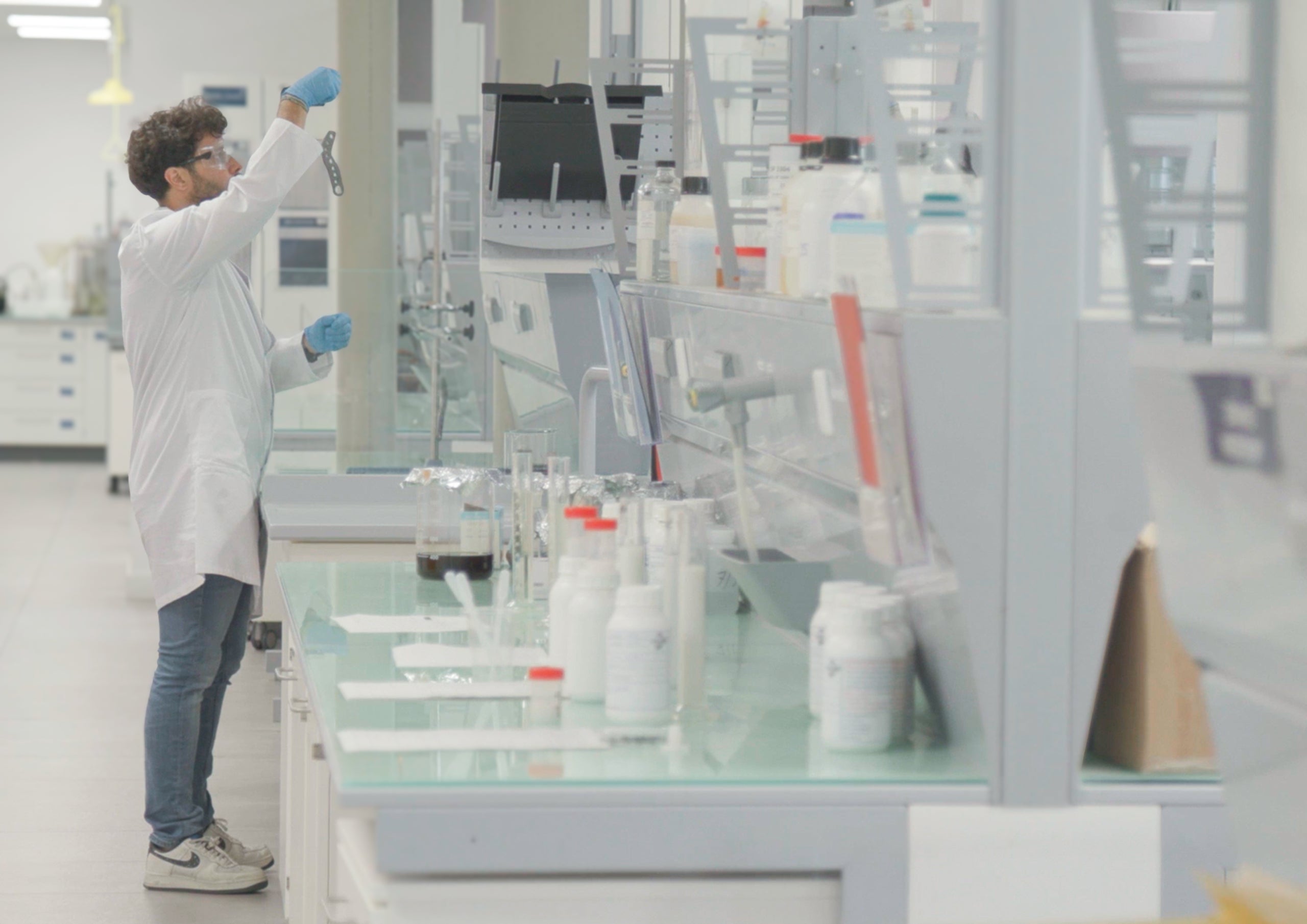 Treballadors al laboratori de Fulch | ACN