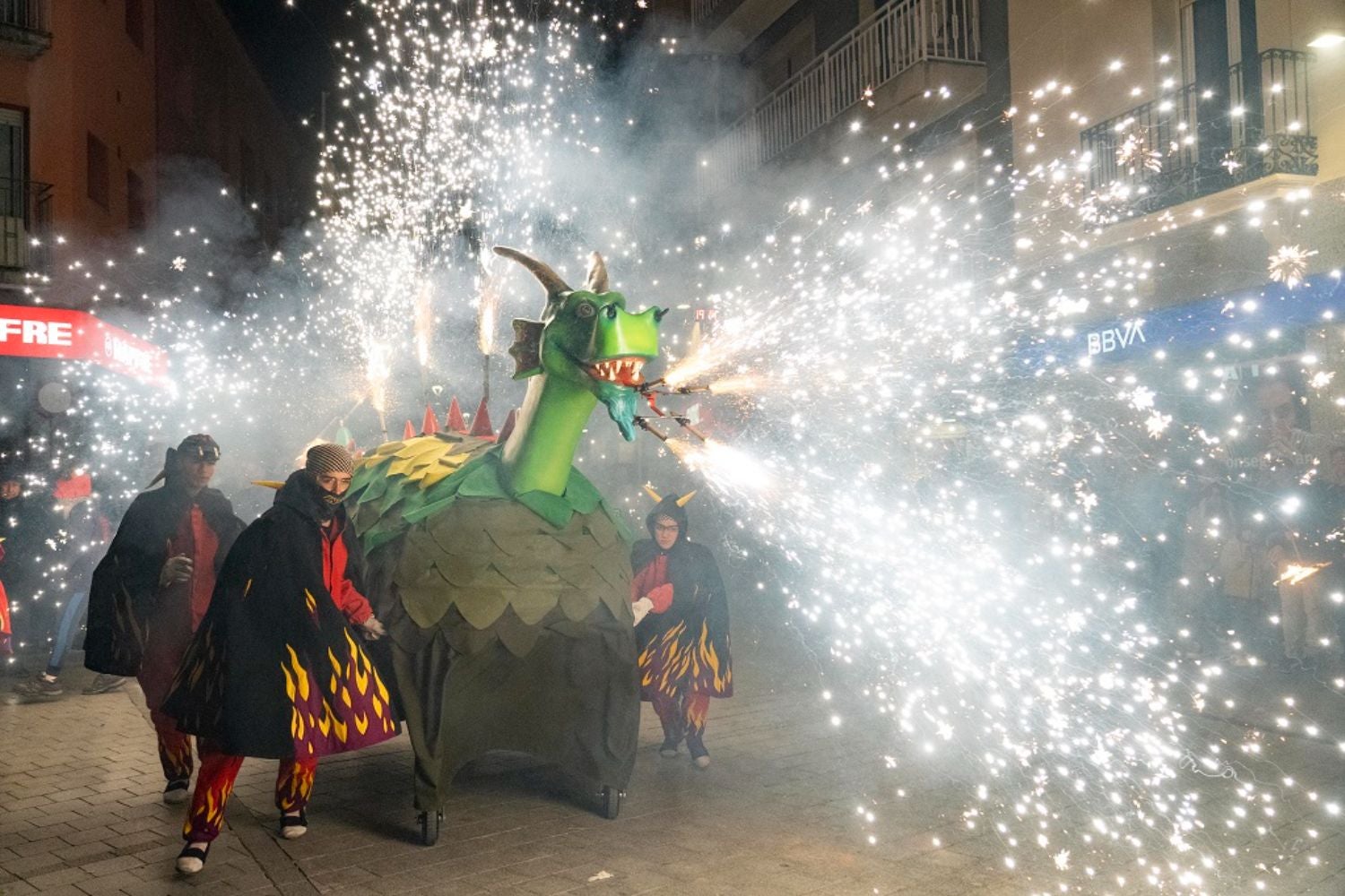 El drac de Castellbisbal a la Festa Major de Sant Vicenç de l'any passat | Aleix Mateu. Via Ajuntament de Castellbisbal