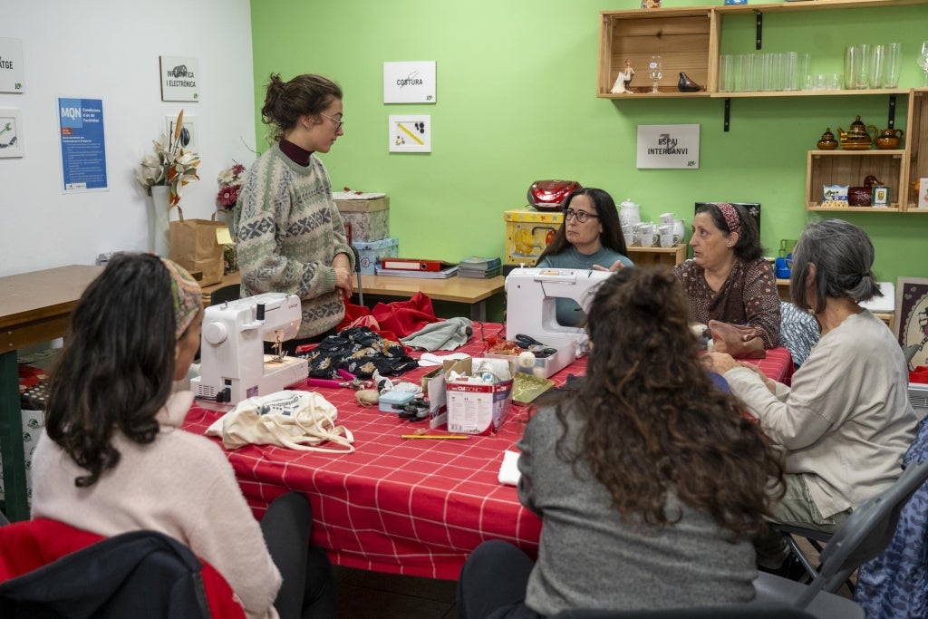 Taller de confecció de compreses de roba al Punt Verd | Aleix Mateu. Via Ajuntament de Castellbisbal