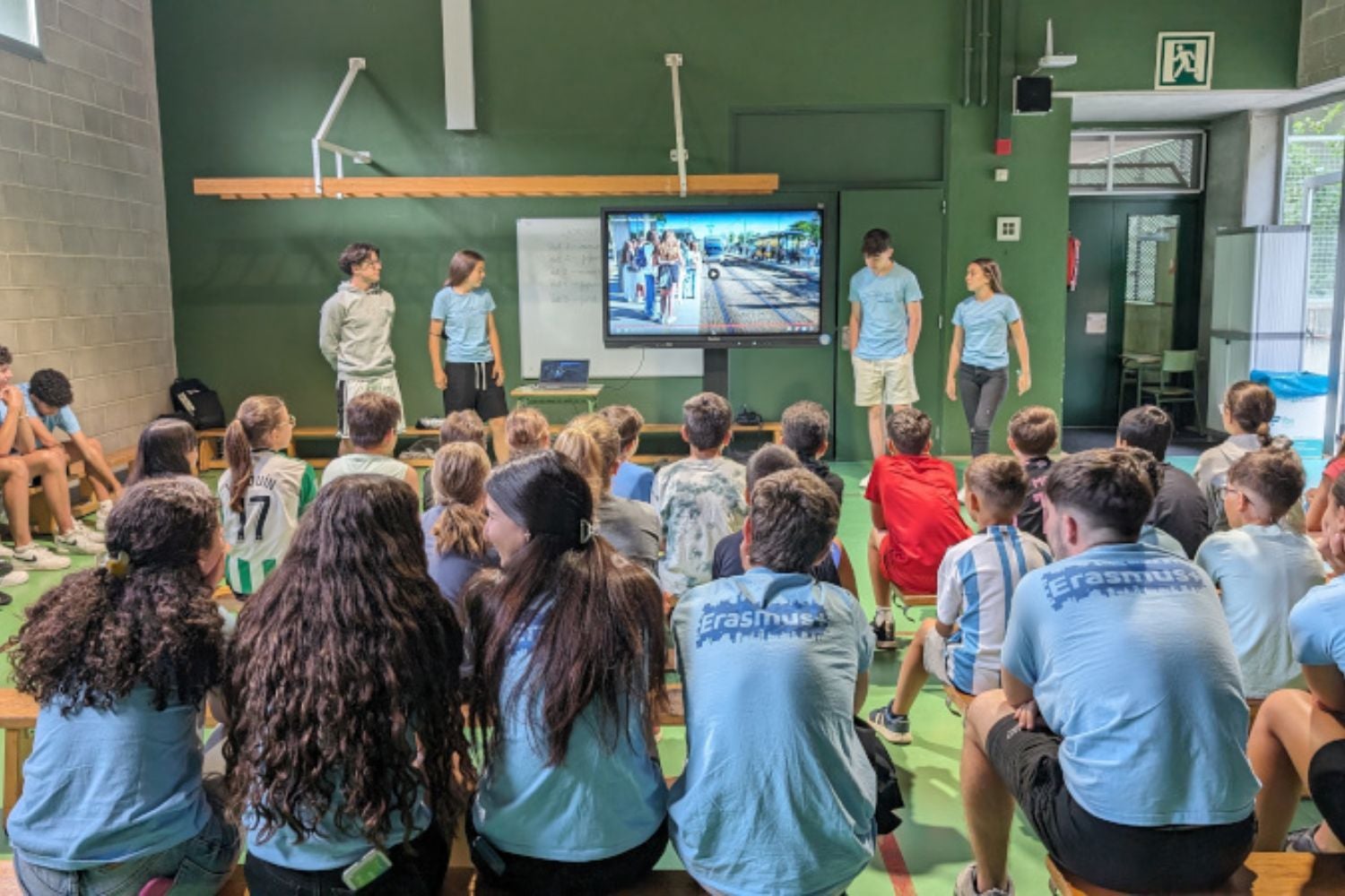 Trobada de l'alumnat de l'Escola Els Arenys i de l'Institut Castellbisbal que participen en el programa Erasmus+ per compartir experiències i motivacions | Escola Els Arenys