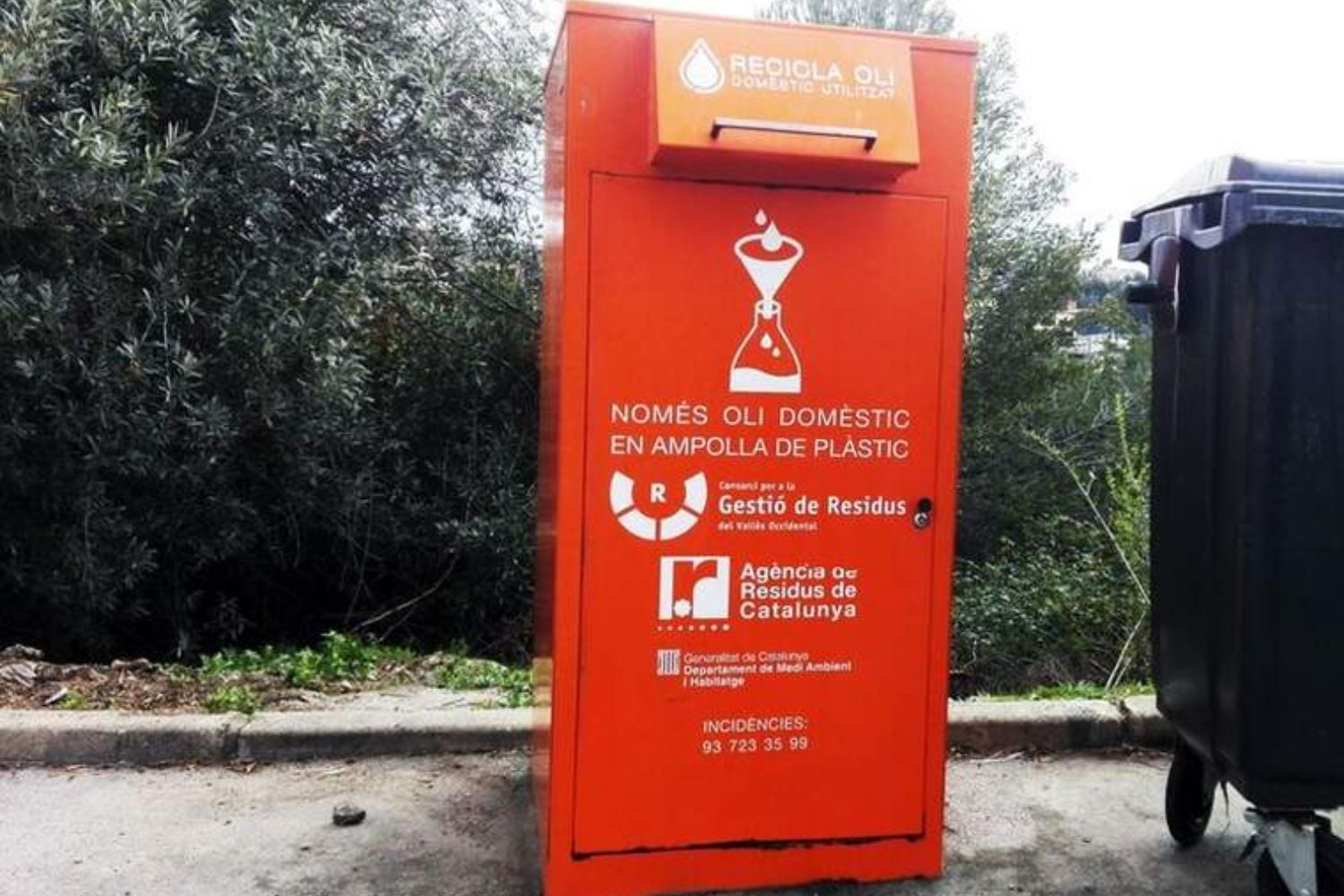 Contenidor de recollida d'oli domèstic a Viladecavalls  | Aj. Viladecavalls
