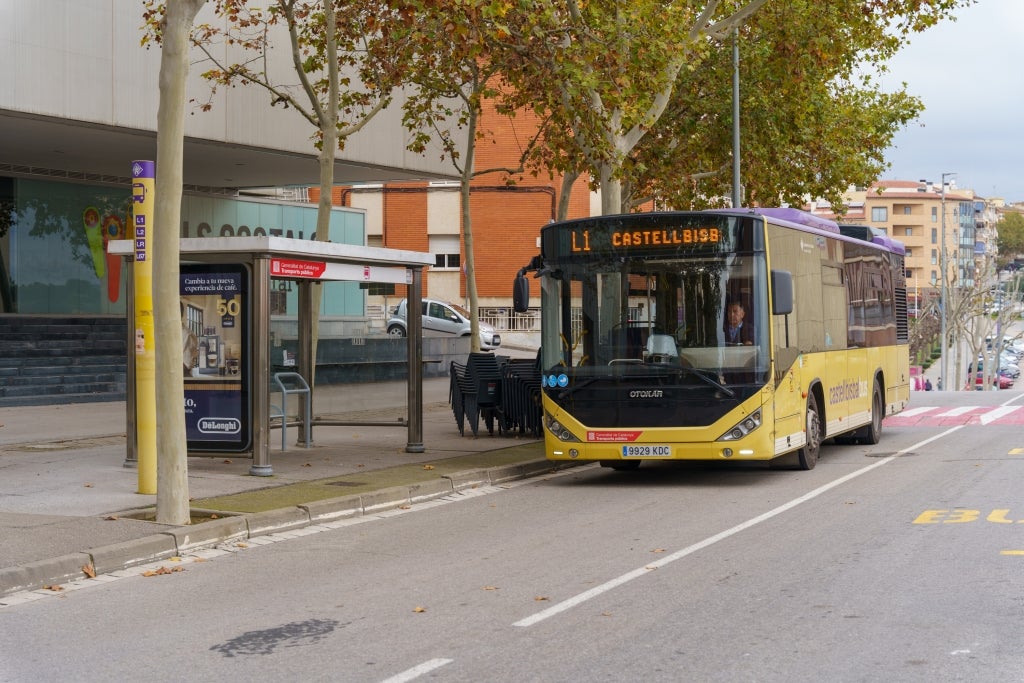 Parada del bus urbà situada davant del Centre Cultural Els Costals | Marc Font. Via Ajuntament de Castellbisbal