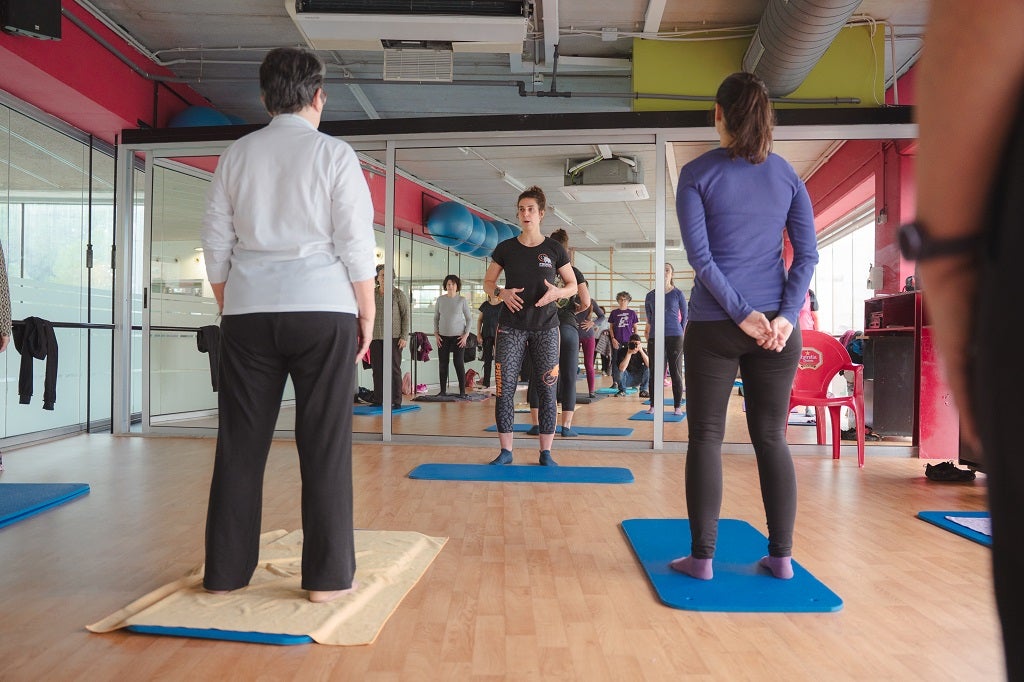 Taller de gimnàstica abdominal hipopressiva durant les darreres Jornades per l'Equitat | Marc Font. Via Ajuntament de Castellbisbal
