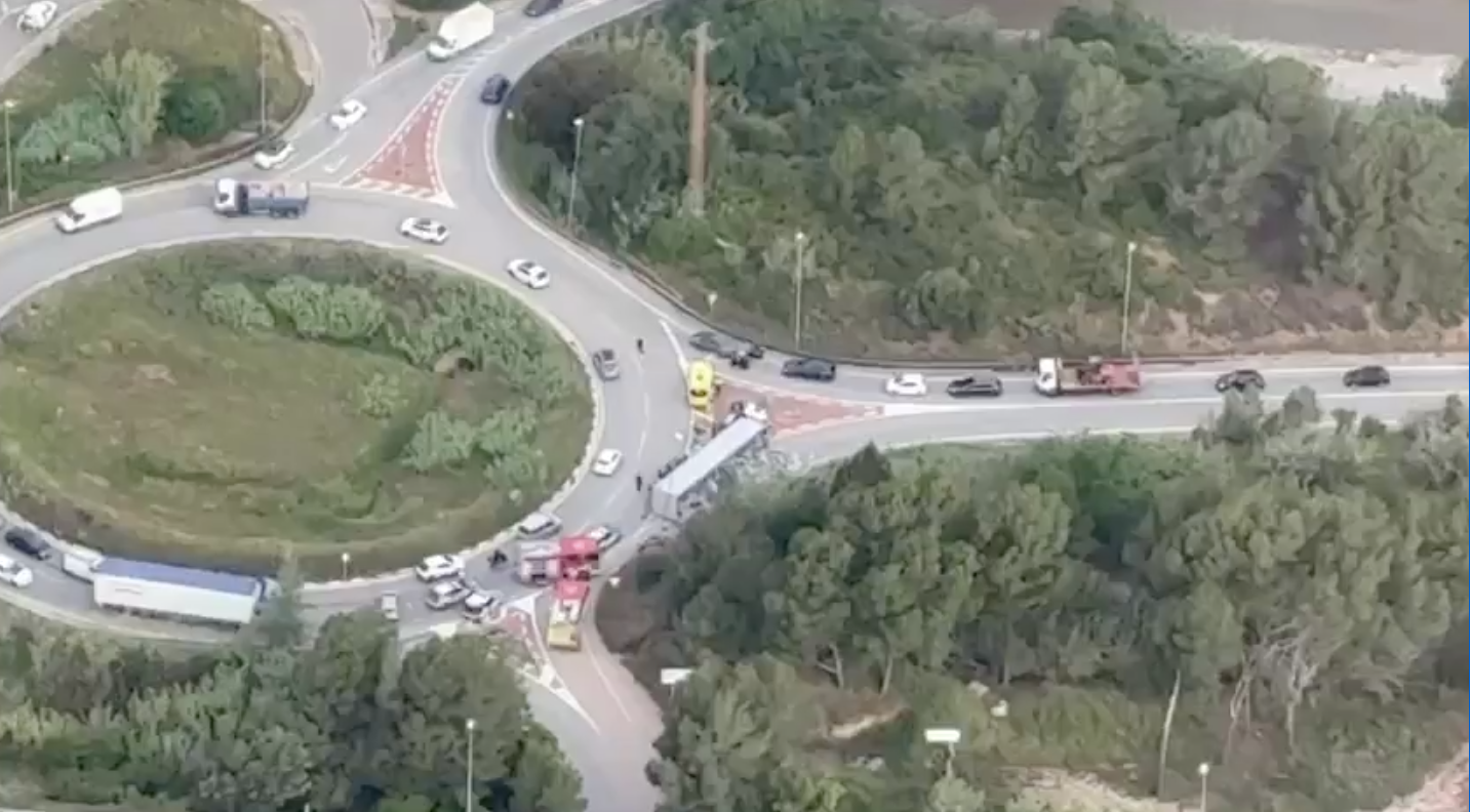 Un camió bolcat provoca retencions a la C-1413a a Castellbisbal | Servei Català de Trànsit