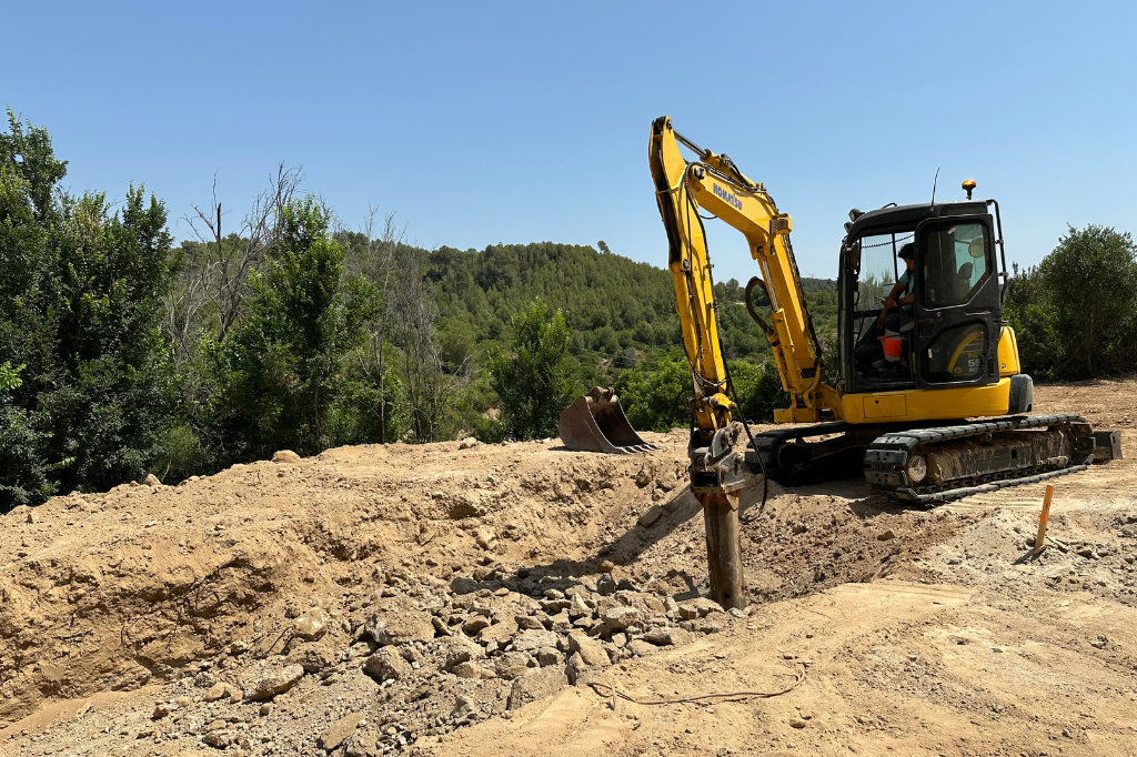 Màquina perforadora fent tasques a la zona de les Casetes de Ca n'Oliveró | Ajuntament de Castellbisbal