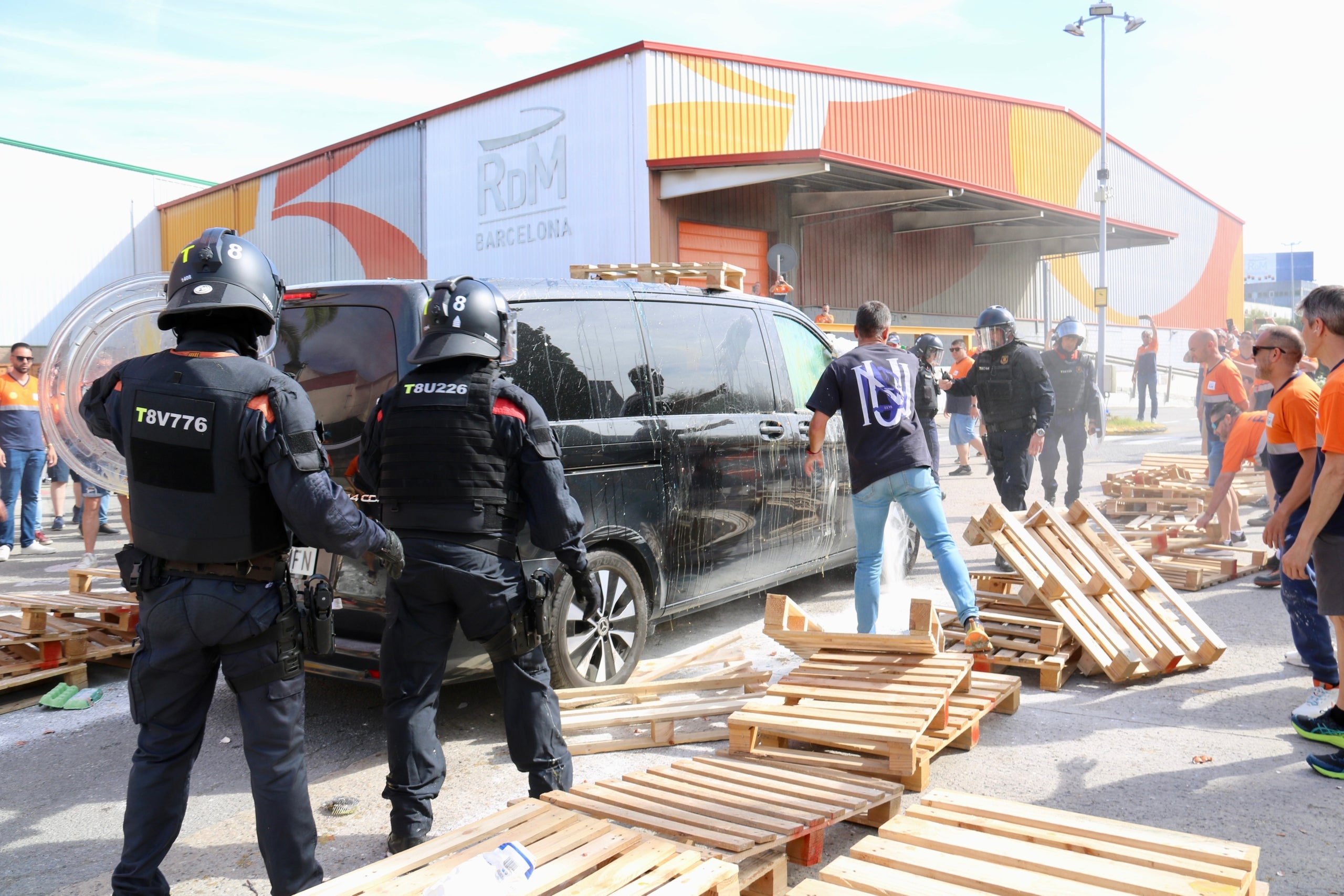 Tensió entre els treballadors d'RDM i els Mossos en una nova reunió per l'ERO de tancament de la fàbrica | ACN 
