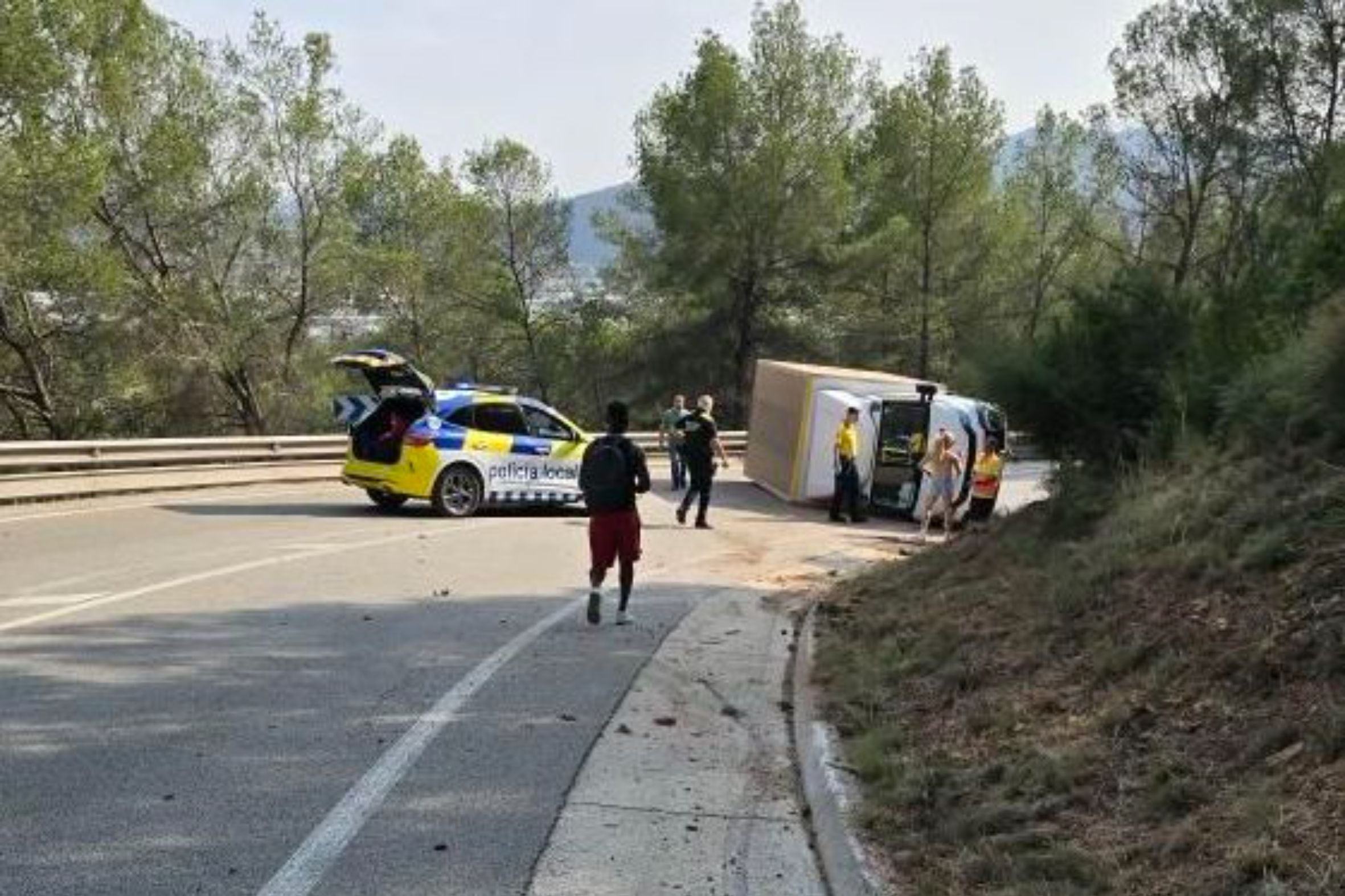 Un camió bolcat deixa la carretera de l'Estació tallada en ambdós sentits | Cedida