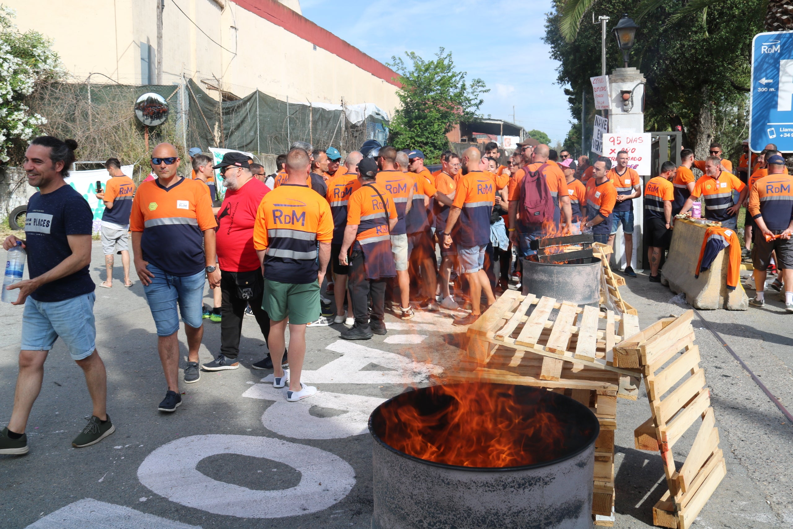 Barricada que han fet els treballadors de la RDM de Castellbisbal | ACN