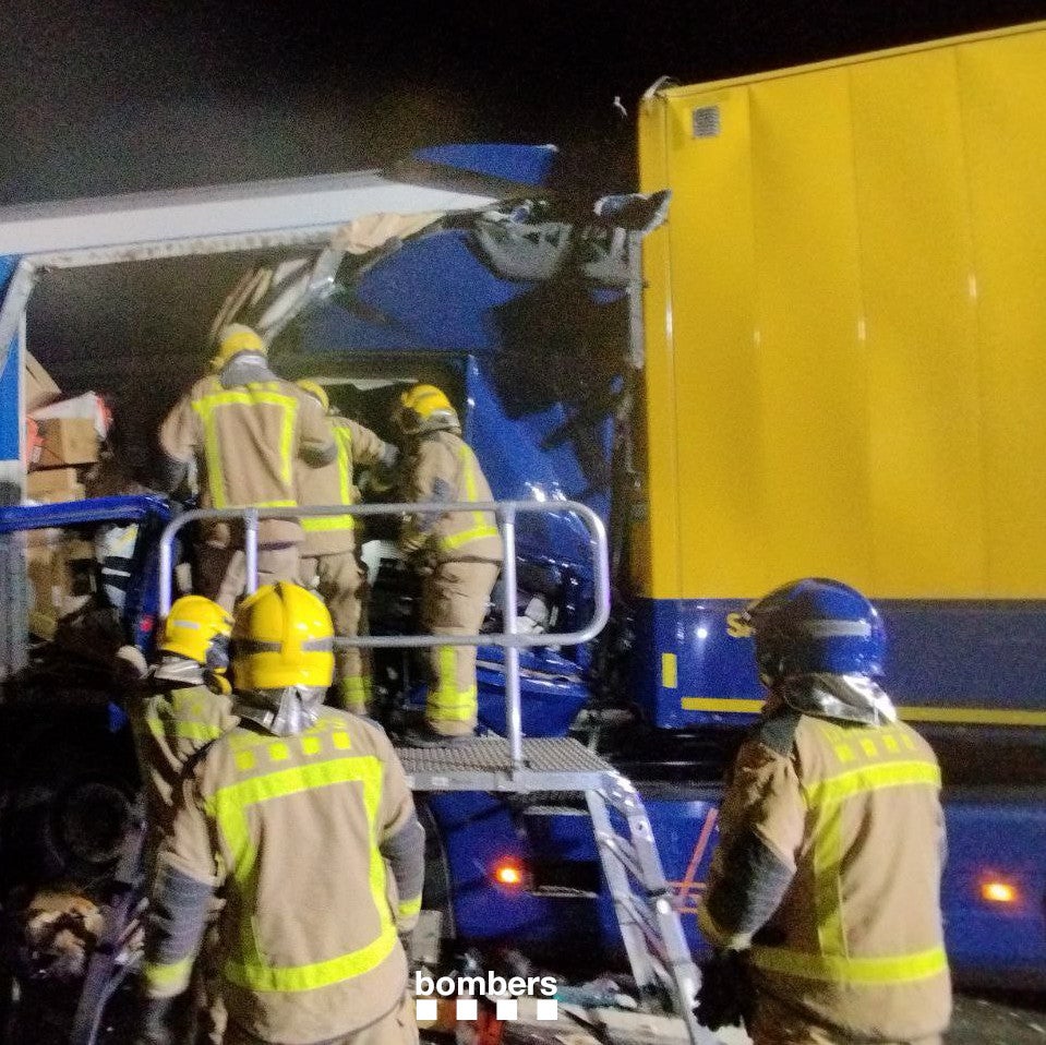 Accident entre dos camions amb un dels conductors atrapats a Castellbisbal | Bombers