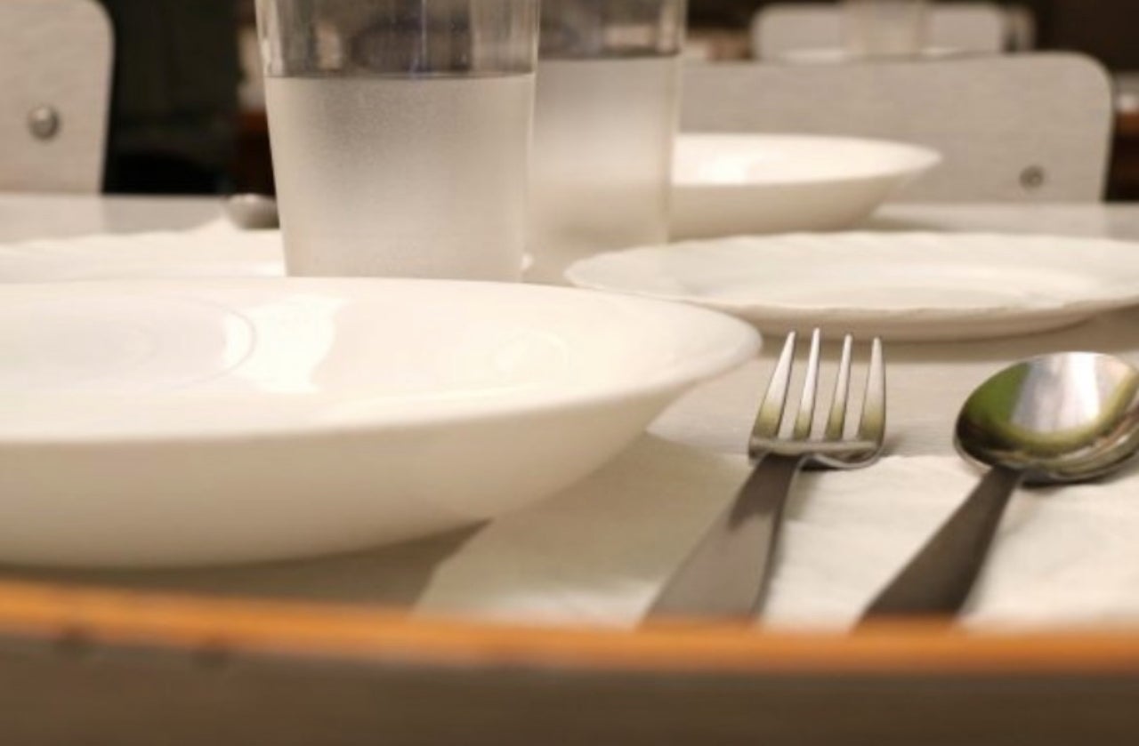 Coberts i plats en un menjador escolar | ACN