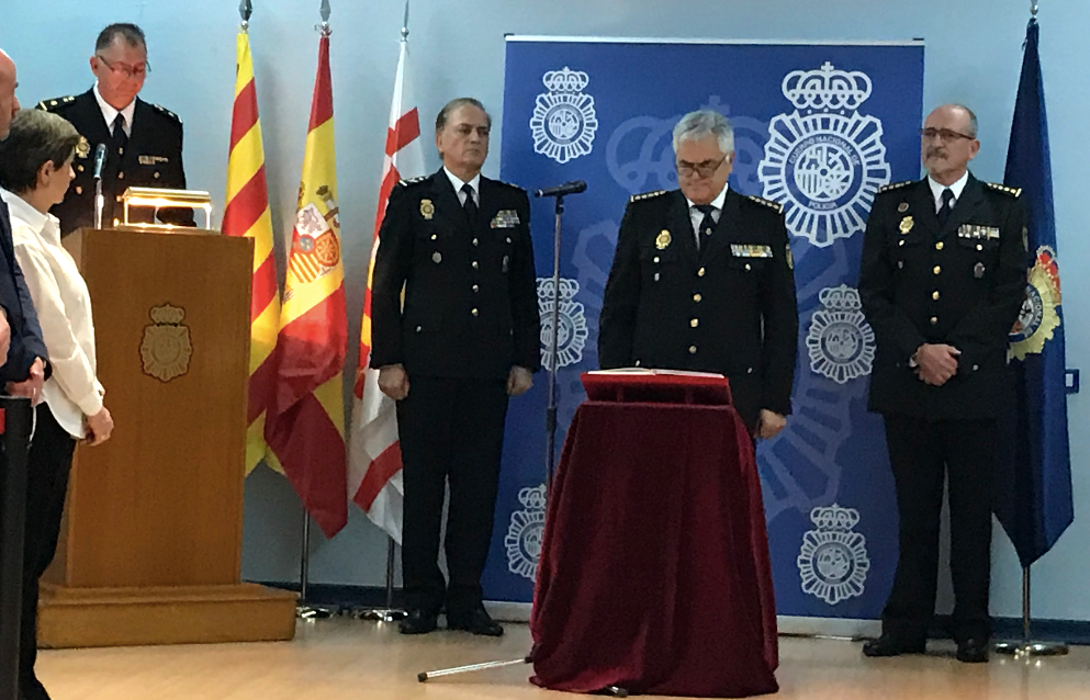 El cap Superior de Policia a l'esquerra mira com el nou cap del CNP a Barcelona i el nou Cap Regional, Juan Fortuny, a la dreta / Quico Sallés
