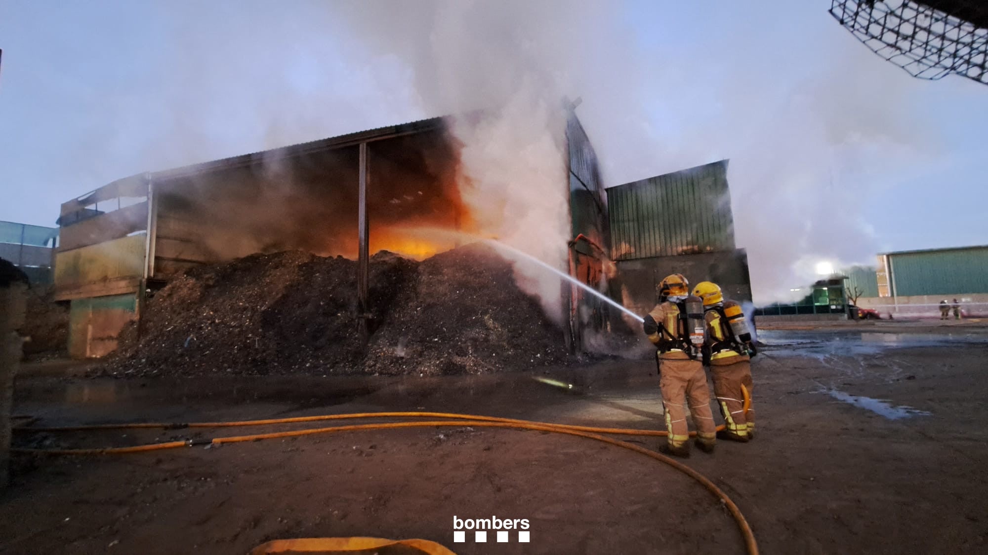 Cremen 400 tones de restes de plàstic a una nau de Castellbisbal | Bombers