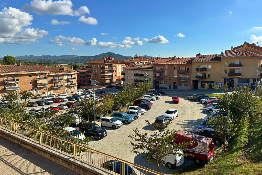 El terreny situat al costat de l'Ajuntament actualment s'utilitza com a pàrquing de vehicles | Ajuntament de Castellbisbal